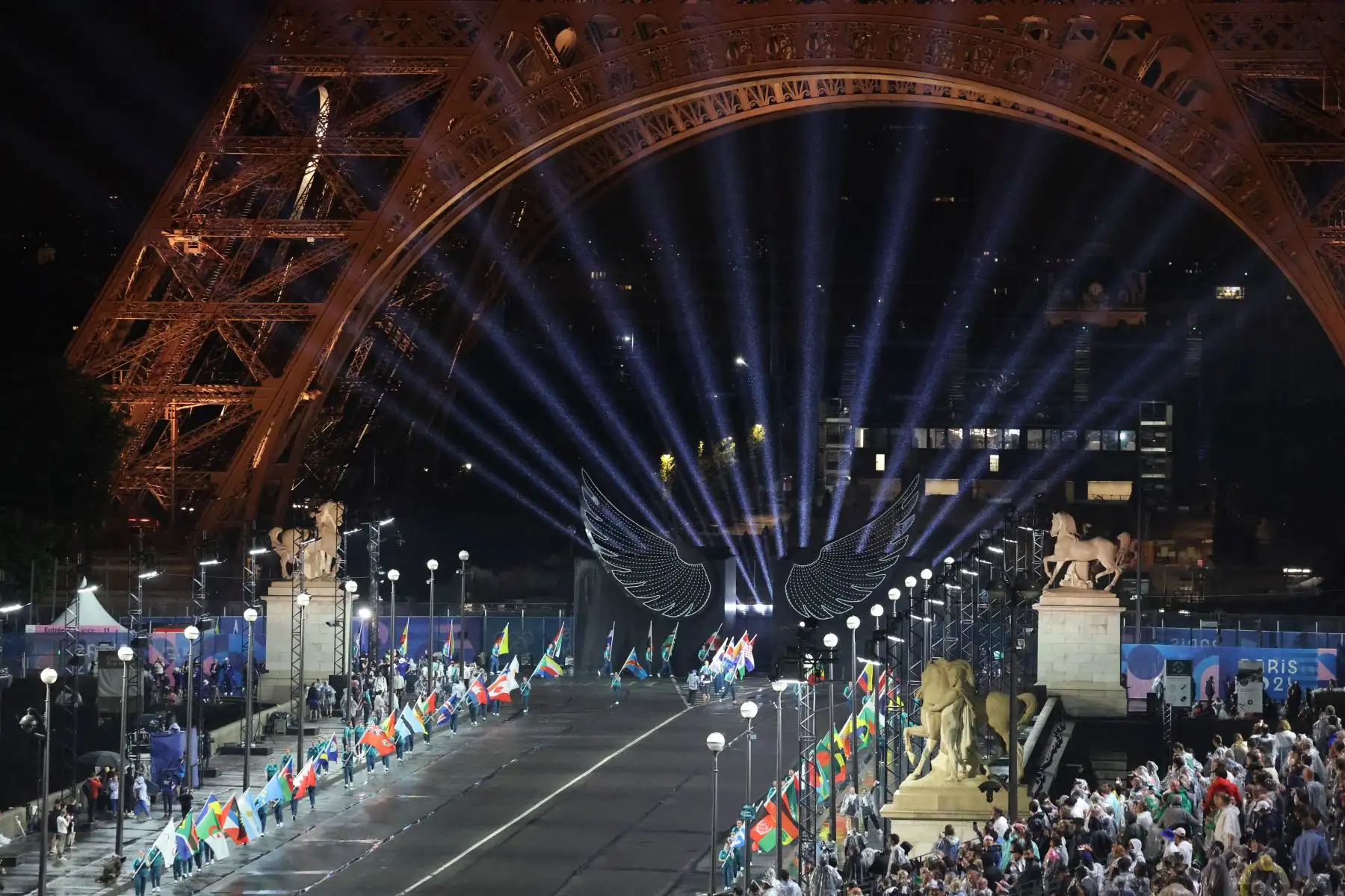 Las banderas de los países participantes flamean en el puente de Iena durante la ceremonia de apertura de los Juegos Olímpicos de París 2024 en Francia el 26 de julio, mientras se ve la Torre Eiffel al fondo. Foto: AFP