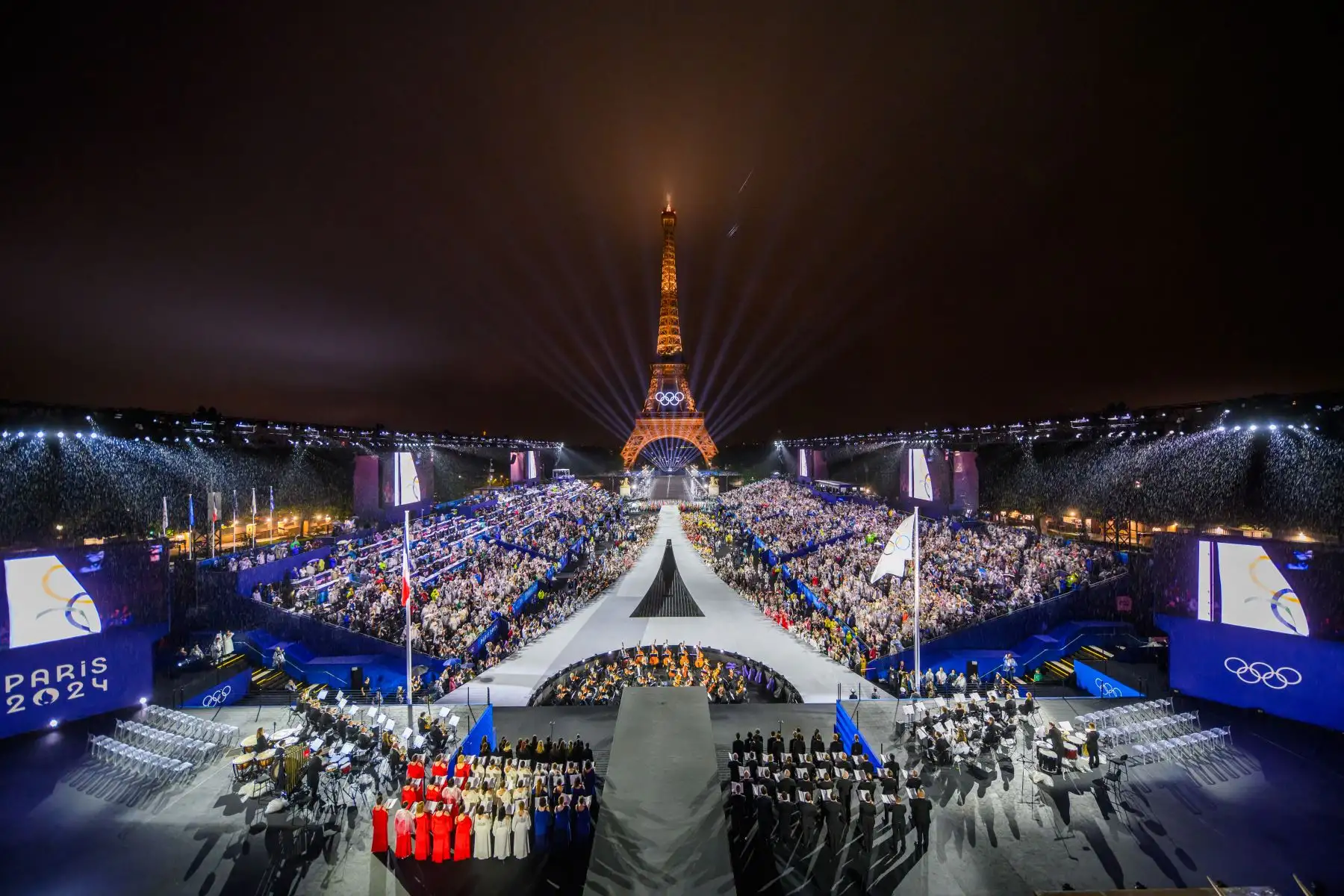 Vista general de la sede del Trocadero, con la Torre Eiffel al fondo mientras se iza la bandera olímpica, durante la ceremonia de apertura de los Juegos Olímpicos de París 2024 el 26 de julio en Francia. Foto: AFP
