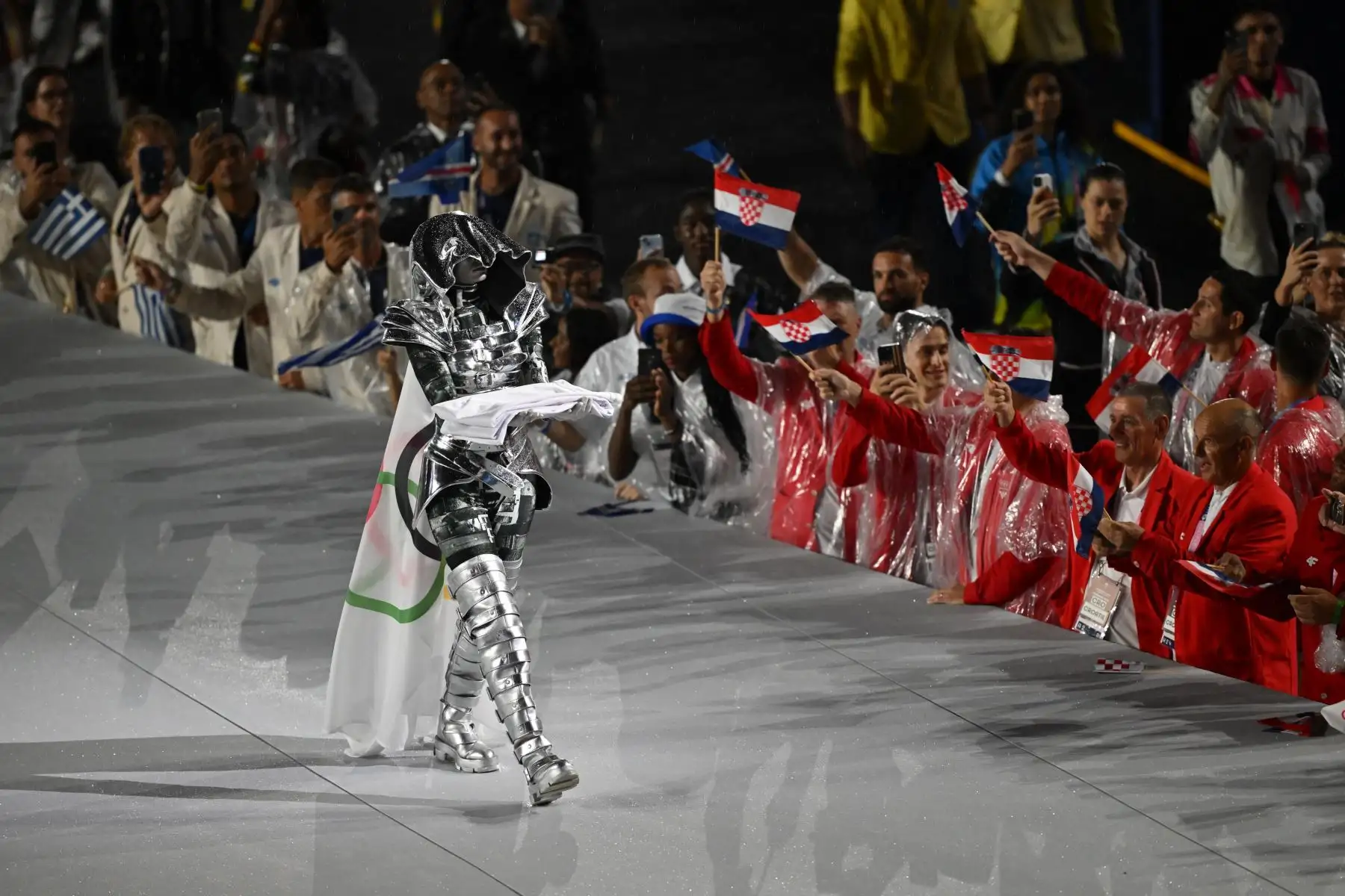 La amazona Floriane Issert lleva la bandera olímpica al Trocadero durante la ceremonia de apertura de los Juegos Olímpicos de París 2024 en Francia el 26 de julio. Foto: EFE