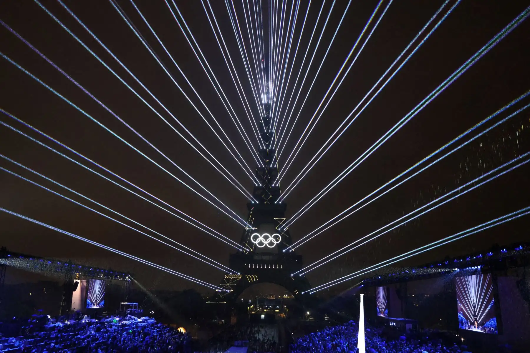 Las luces iluminan la Torre Eiffel durante la ceremonia de apertura de los Juegos Olímpicos París 2024 en Francia el 26 de julio. Foto: AFP