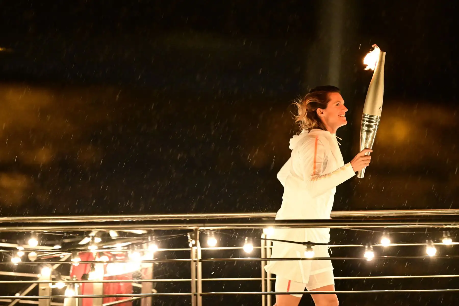 Amelie Mauresmo porta la llama olímpica durante la ceremonia de apertura de los Juegos Olímpicos de París 2024 en Francia el 26 de julio. Foto: EFE