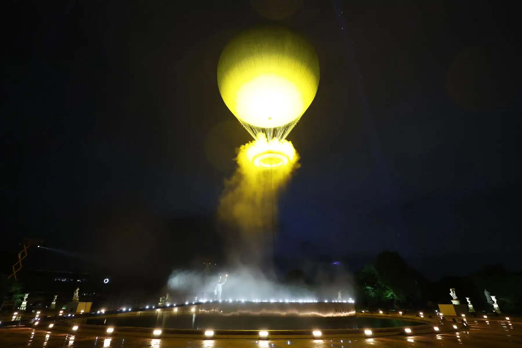 El pebetero con la llama olímpica se cierne sobre La Concorde durante la ceremonia de apertura de los Juegos Olímpicos de París 2024 en Francia el 26 de julio. Foto: EFE