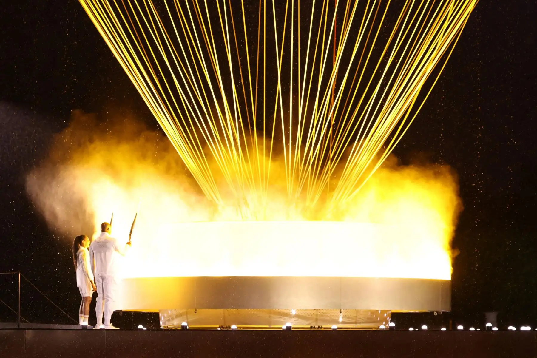 Los portadores de la antorcha Marie-José Perec y Teddy Riner encienden el pebetero durante la ceremonia de apertura de los Juegos Olímpicos de París 2024 en Francia el 26 de julio. Foto: EFE