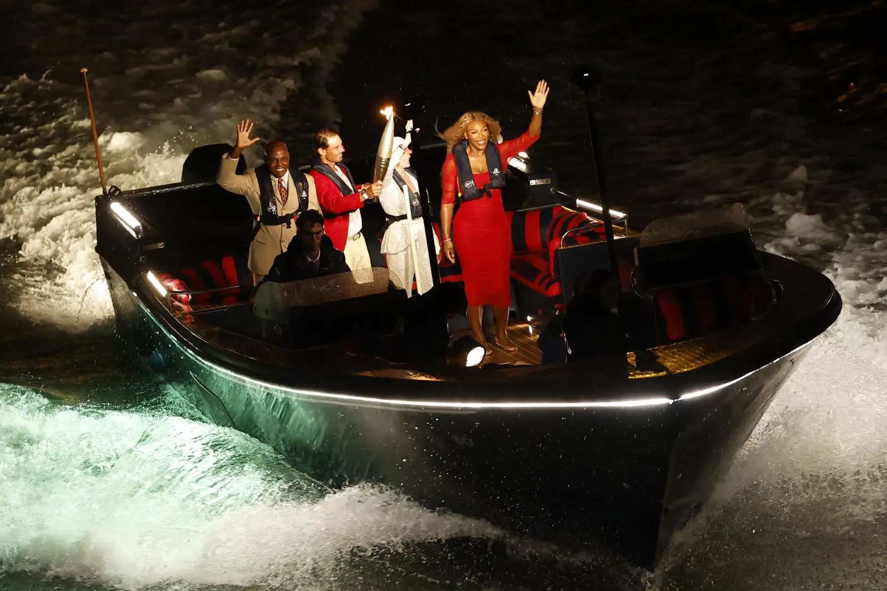 La antorcha olímpica baja por el Sena en un barco con (de izquierda a derecha) Carl Lewis, Rafael Nadal, Nadia Comaneci y Serena Williams durante la ceremonia de apertura de los Juegos Olímpicos de París 2024 en Francia el 26 de julio. Foto: EFE