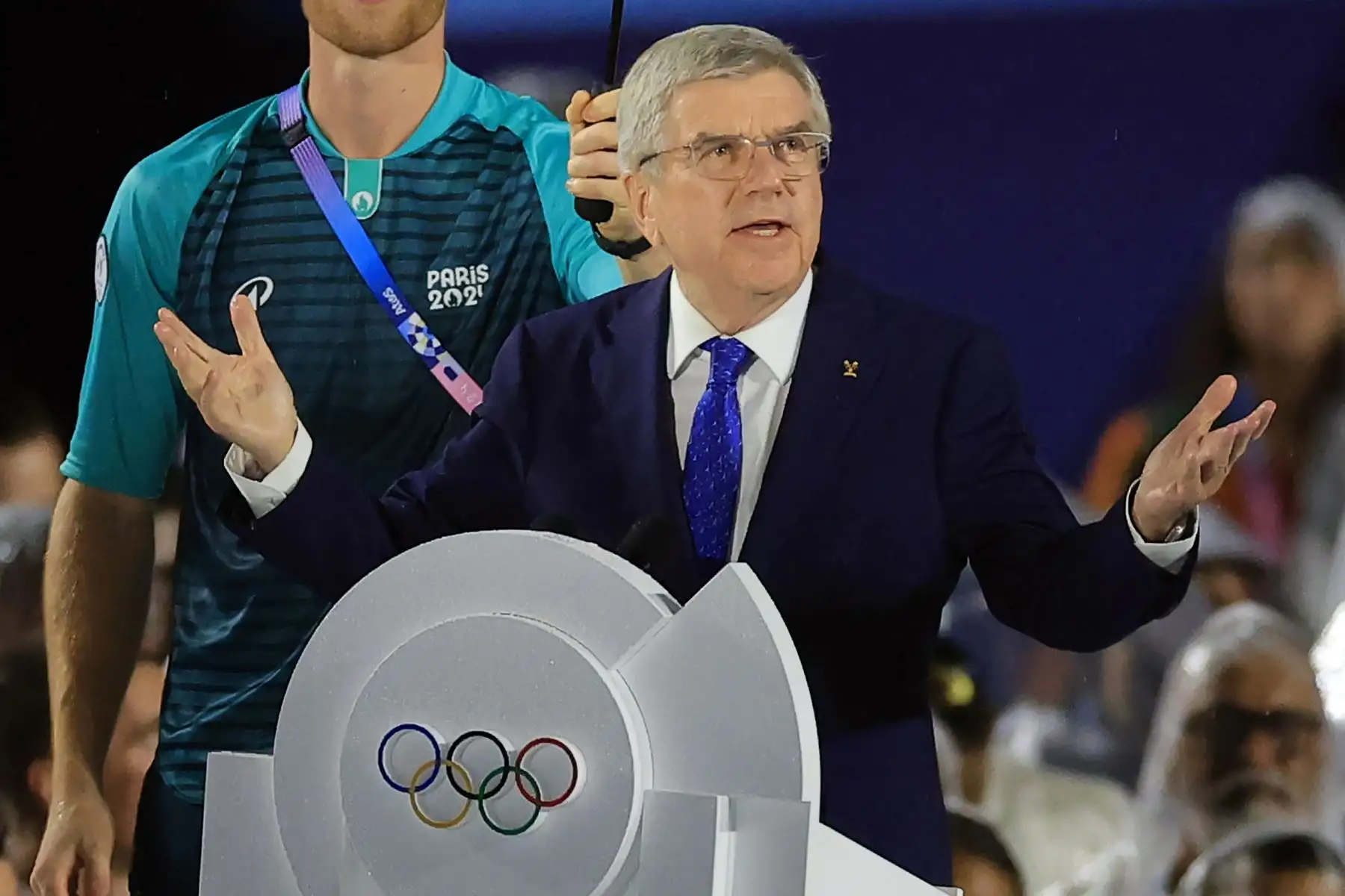 El presidente del COI, Thomas Bach, habla durante la ceremonia de apertura de los Juegos Olímpicos de París 2024 en Francia el 26 de julio. Foto: EFE