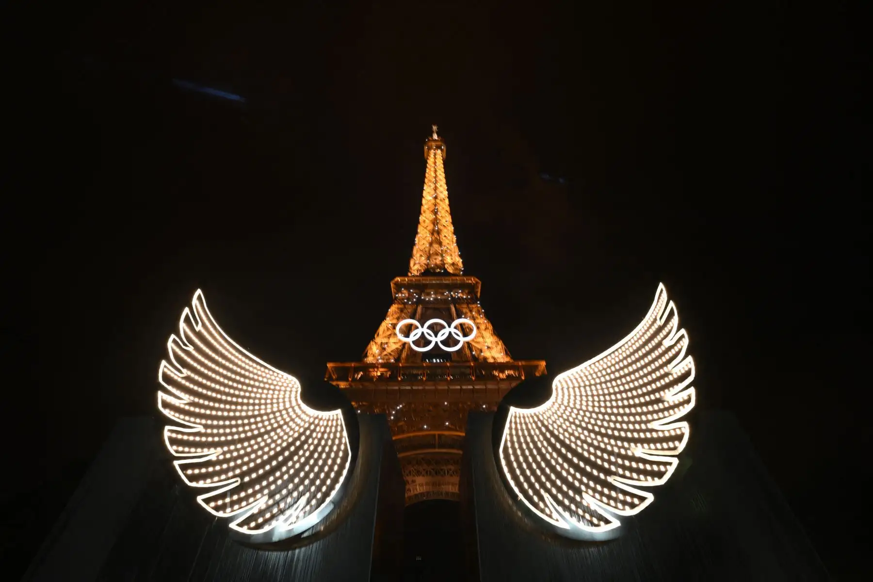 Vista de la Torre Eiffel con las alas iluminadas en primer plano después de la ceremonia inaugural de los Juegos Olímpicos París 2024 en Francia. Foto: AFP