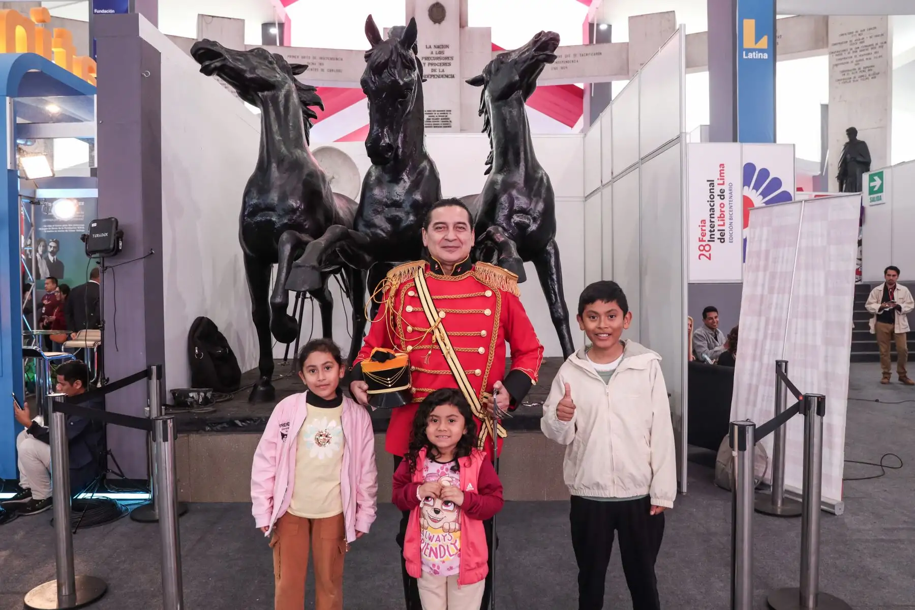 La 28va. edición de la Feria Internacional del Libro de Lima 2024 llega con una variada oferta de libros para niños, actividades teatrales, lecturas de cuentos infantiles, y un espacio para dibujar, dejando volar la imaginación de los menores de la casa. Foto: ANDINA/ Connie Calderón