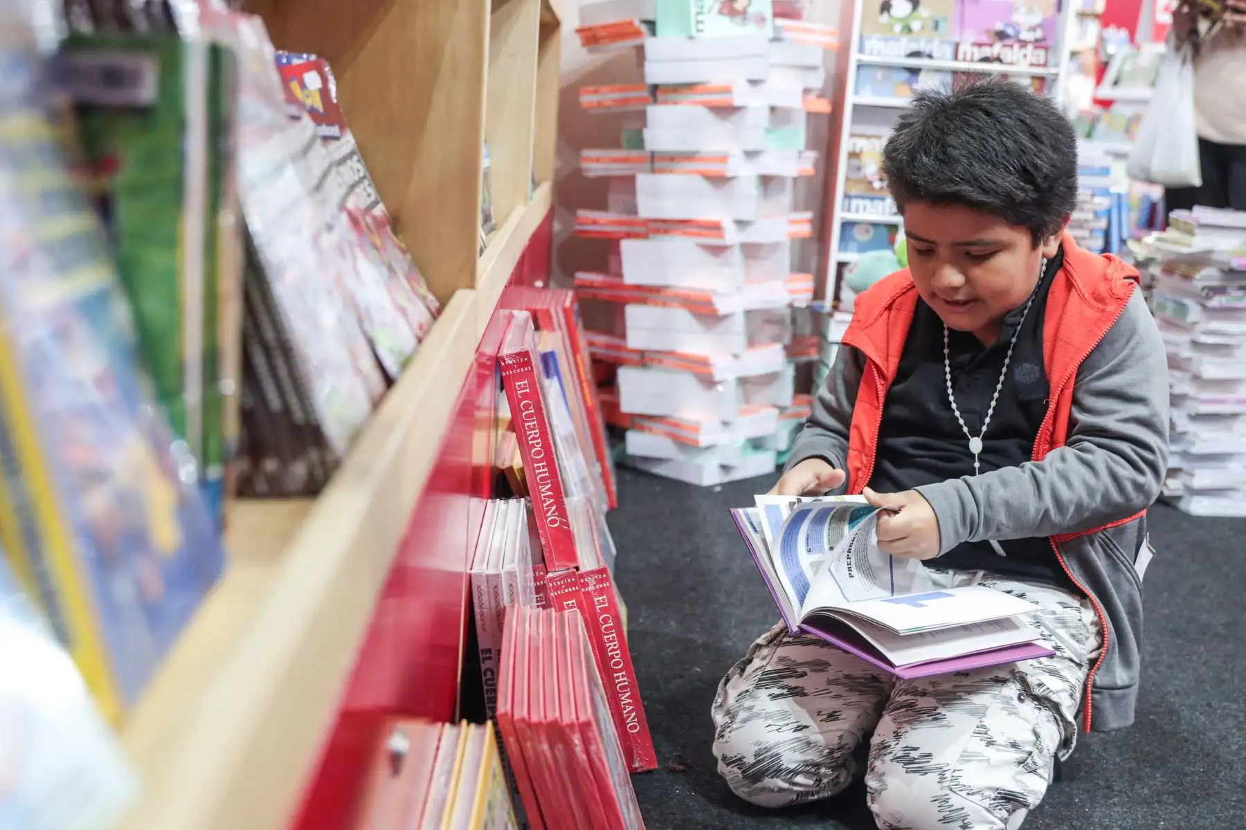Los libros ofrecen oportunidades para que los niños experimenten el mundo desde diferentes perspectivas, fomentando la empatía y la comprensión hacia otras culturas y estilos de vida. Foto: ANDINA/ Connie Calderón