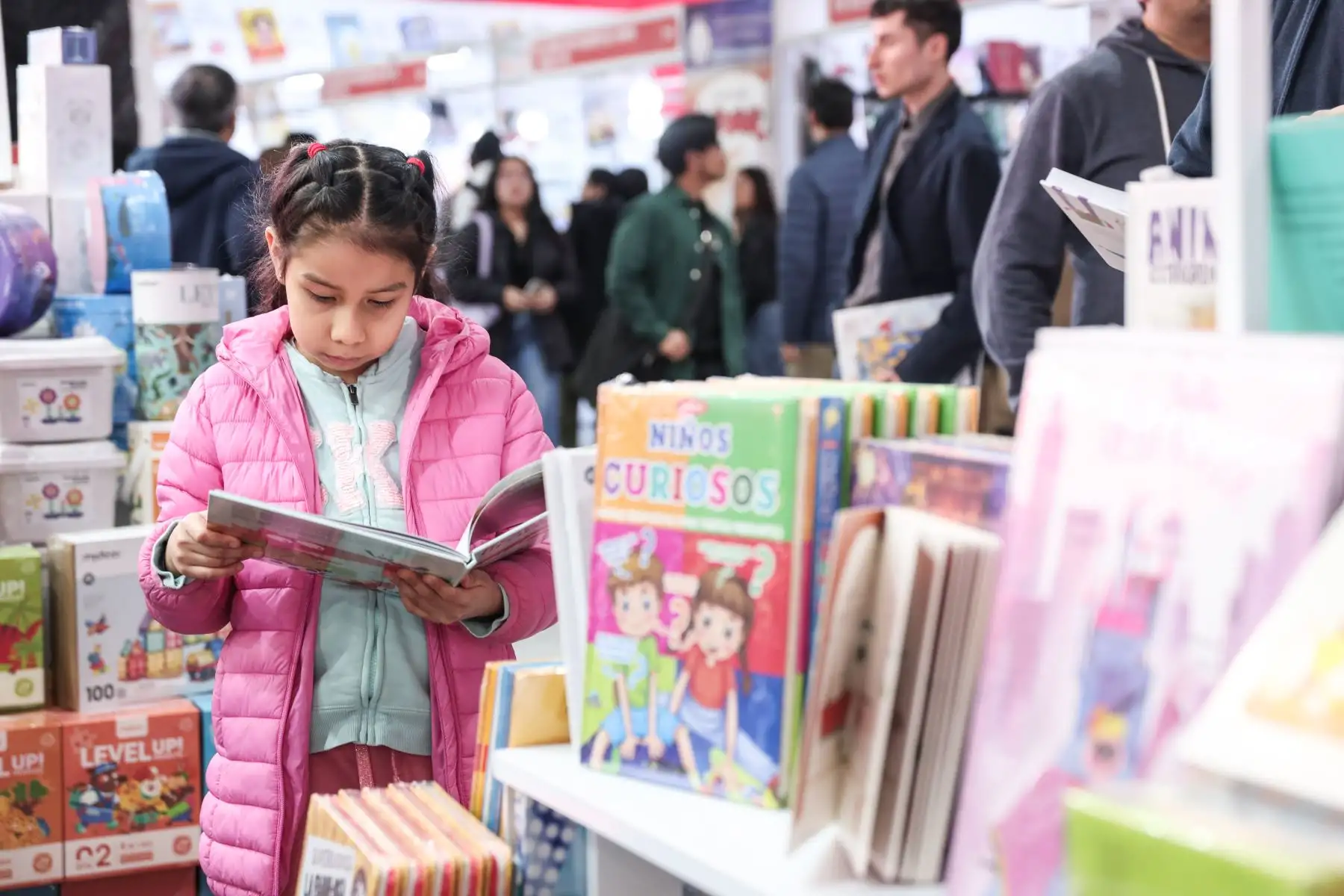 Fomentar la lectura en los niños es crucial para su desarrollo intelectual, emocional y social. La lectura no solo mejora las habilidades lingüísticas y de comprensión, sino que también estimula la imaginación, fomenta la empatía y puede ayudar en el desarrollo de habilidades críticas de pensamiento. Foto: ANDINA/ Connie Calderón