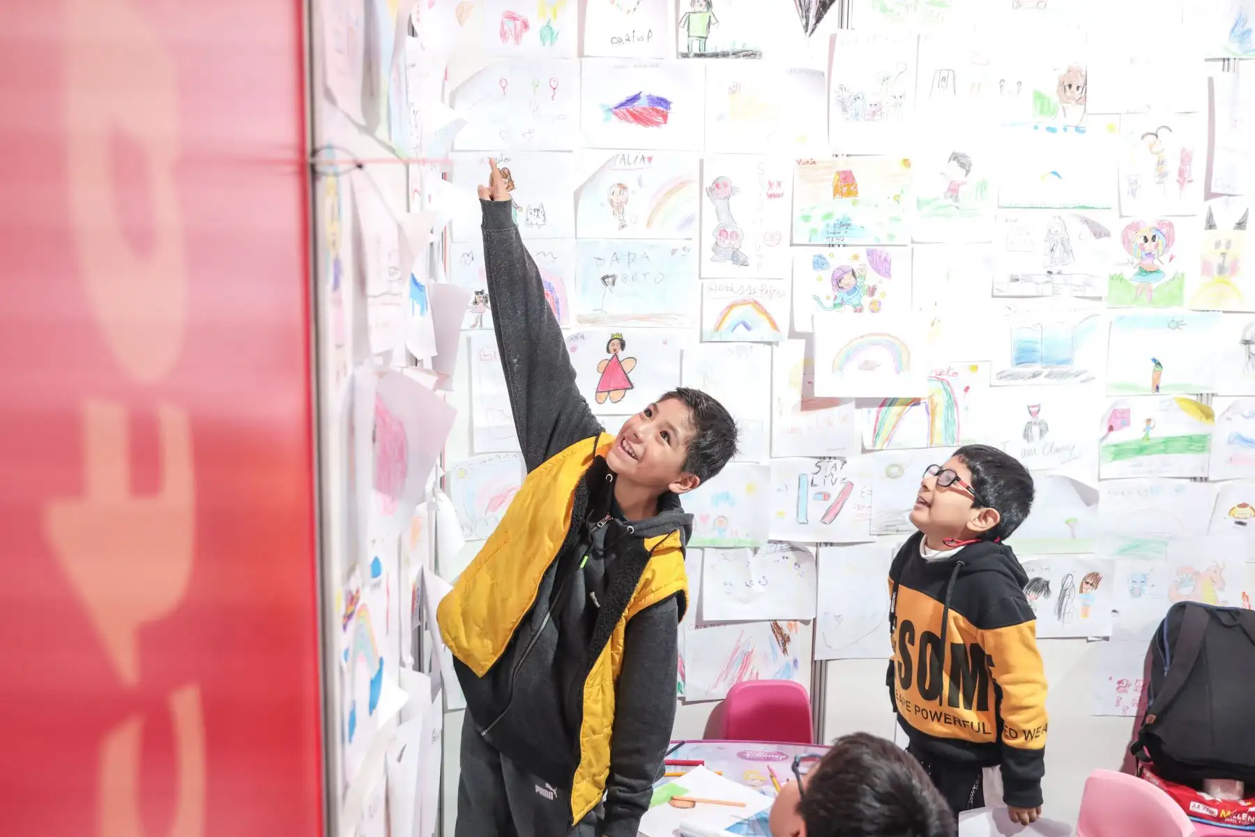 Niños observan con emoción sus dibujos en la sección infantil que ofrece la feria. Foto: ANDINA/ Connie Calderón