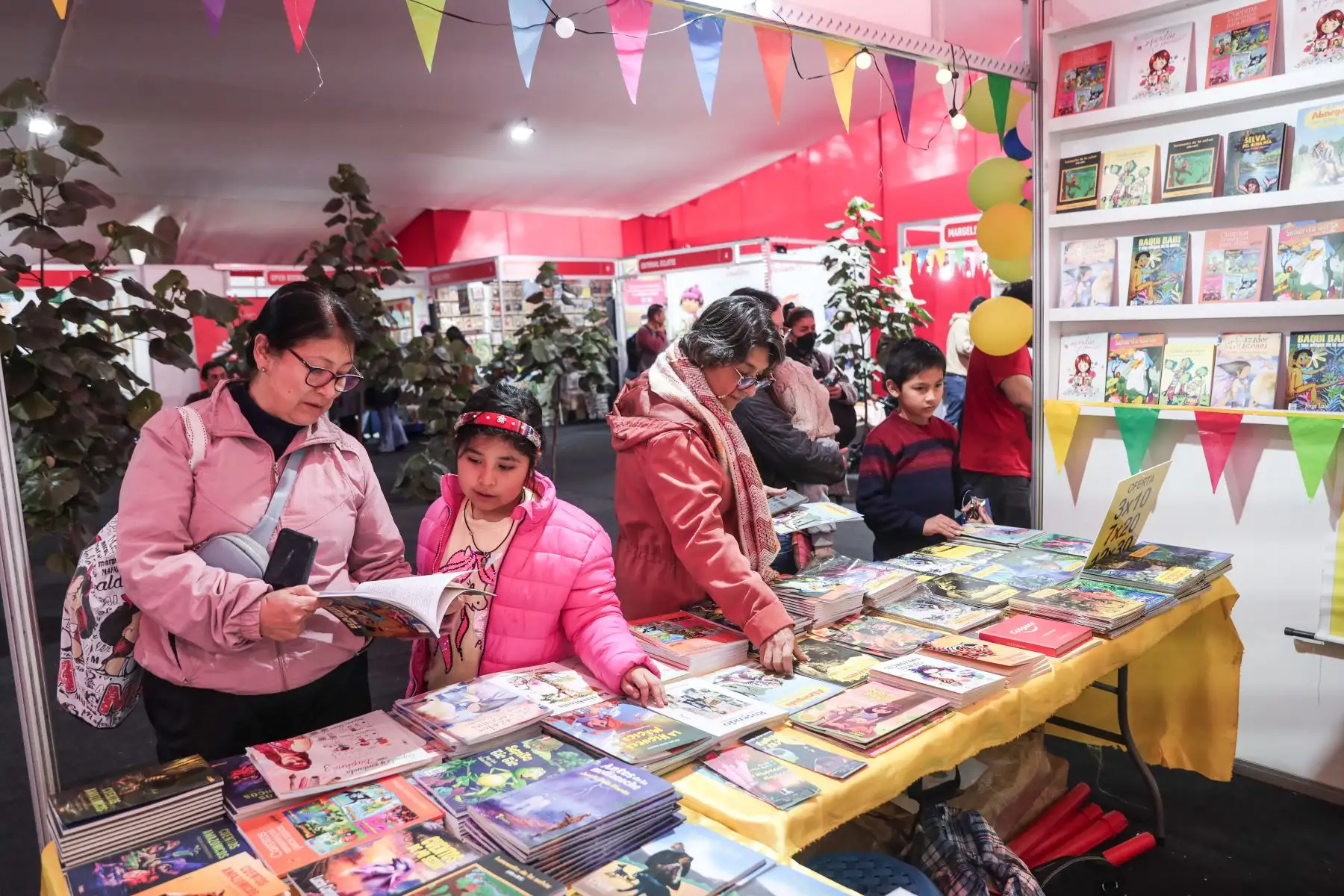 Niños acompañados de sus padres asisten al área infantil de la Feria Internacional del Libro de Lima 2024. Foto: ANDINA/ Connie Calderón