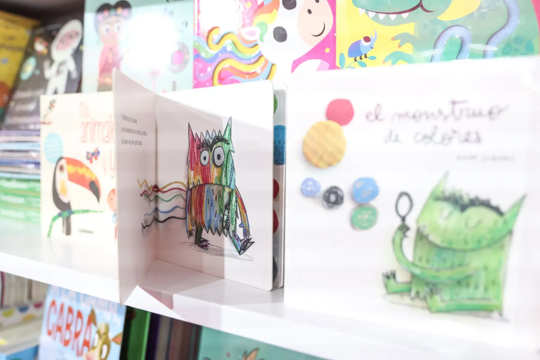 La vigente edición de la Feria Internacional del Libro en Lima cuenta con una gran cantidad de stands de distintas distribuidoras con opciones diversas de libros infantiles. Foto: ANDINA/ Connie Calderón