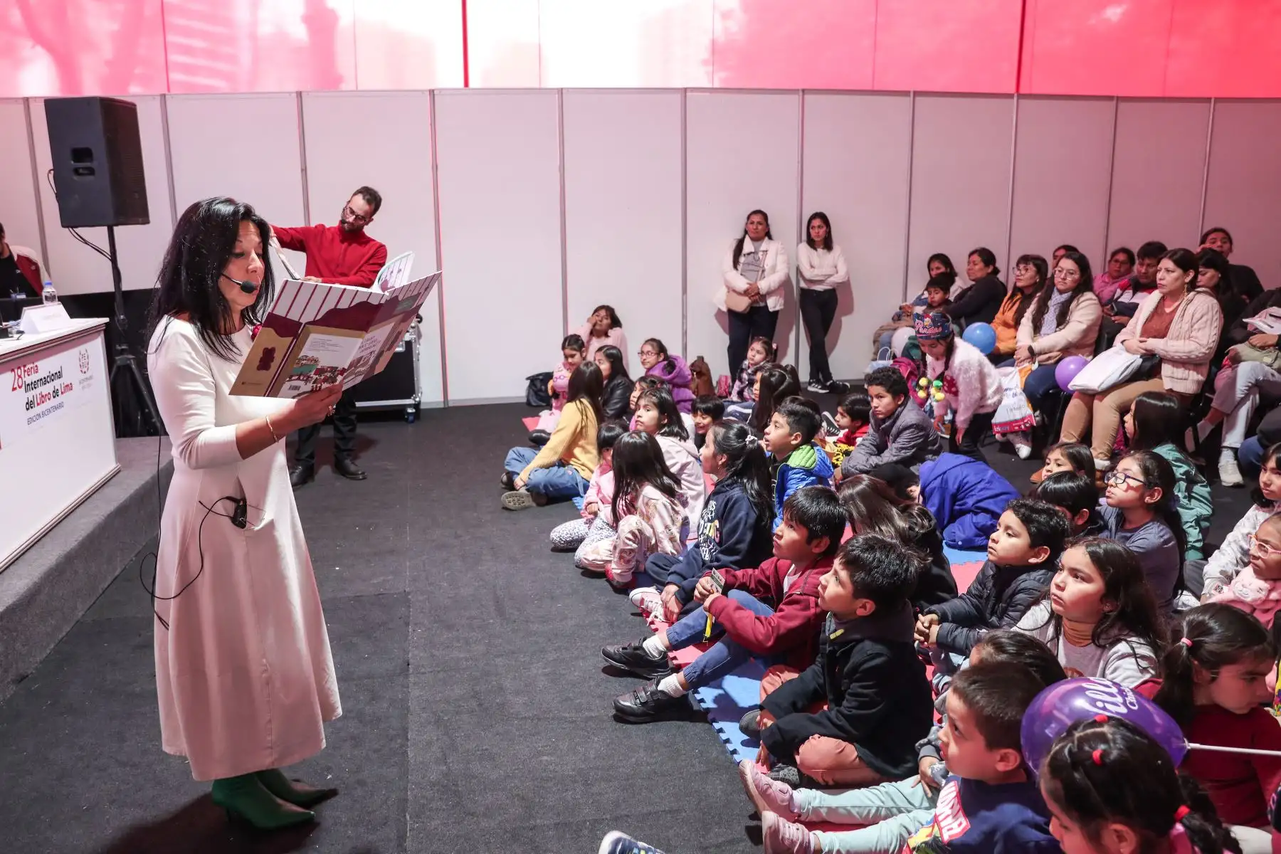 Lectura de cuentos para los más pequeños del hogar durante la 28va. edición de la Feria Internacional del Libro de Lima 2024. Foto: ANDINA/ Connie Calderón