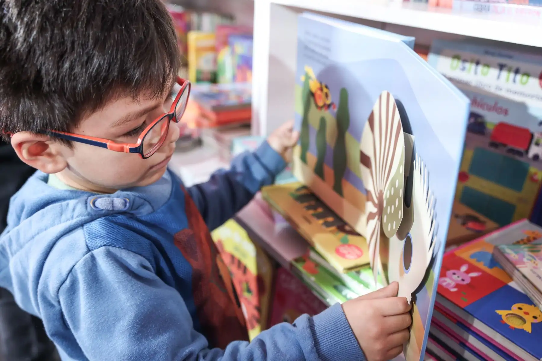 La lectura tiene un impacto significativo en la creatividad y la imaginación infantil. Cuando los niños se sumergen en historias fascinantes, se abren las puertas a un mundo lleno de posibilidades y aventuras. Foto: ANDINA/ Connie Calderón
