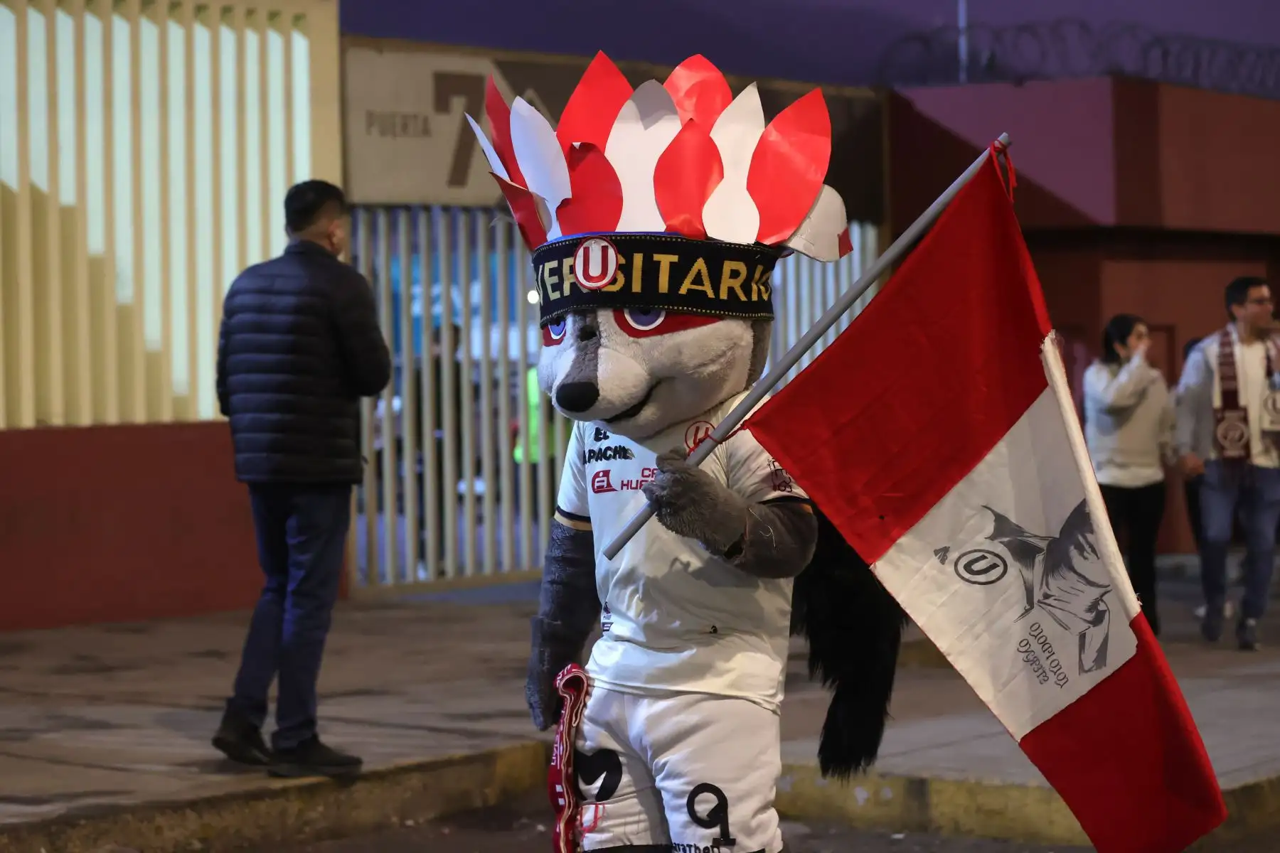 Hinchas de Universitario de Deportes alientan a su equipo en los exteriores del Estadio Monumental "U" de Ate momentos previos al clásico del fútbol peruano con Alianza Lima, partido por el Torneo Clausura de la Liga 1. Foto: ANDINA/Melina Mejía