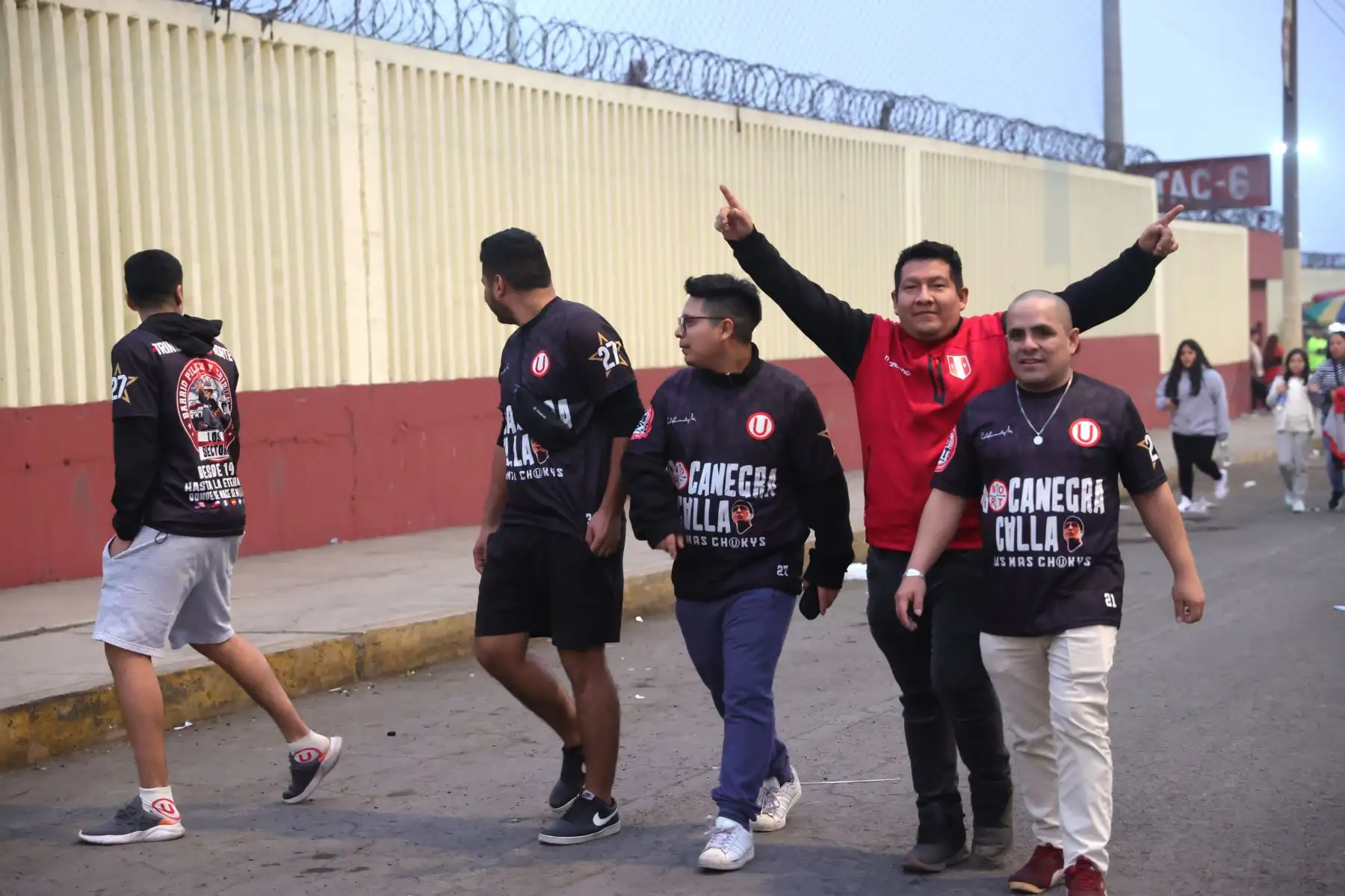 Hinchas de Universitario de Deportes alientan a su equipo en los exteriores del Estadio Monumental "U" de Ate momentos previos al clásico del fútbol peruano con Alianza Lima, partido por el Torneo Clausura de la Liga 1. Foto: ANDINA/Melina Mejía
