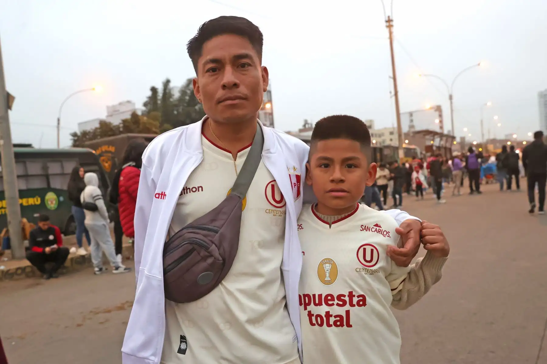 Hinchas de Universitario de Deportes se hacen presentes en el Estadio Monumental "U" de Ate para alentar a su equipo frente al clásico del fútbol peruano contra Alianza Lima, por el partido del Torneo Clausura de la Liga 1. Foto: ANDINA/Melina Mejía