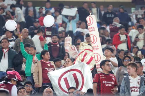 Hinchas de Universitario de Deportes alientan a su equipo previo al clásico contra Alianza Lima