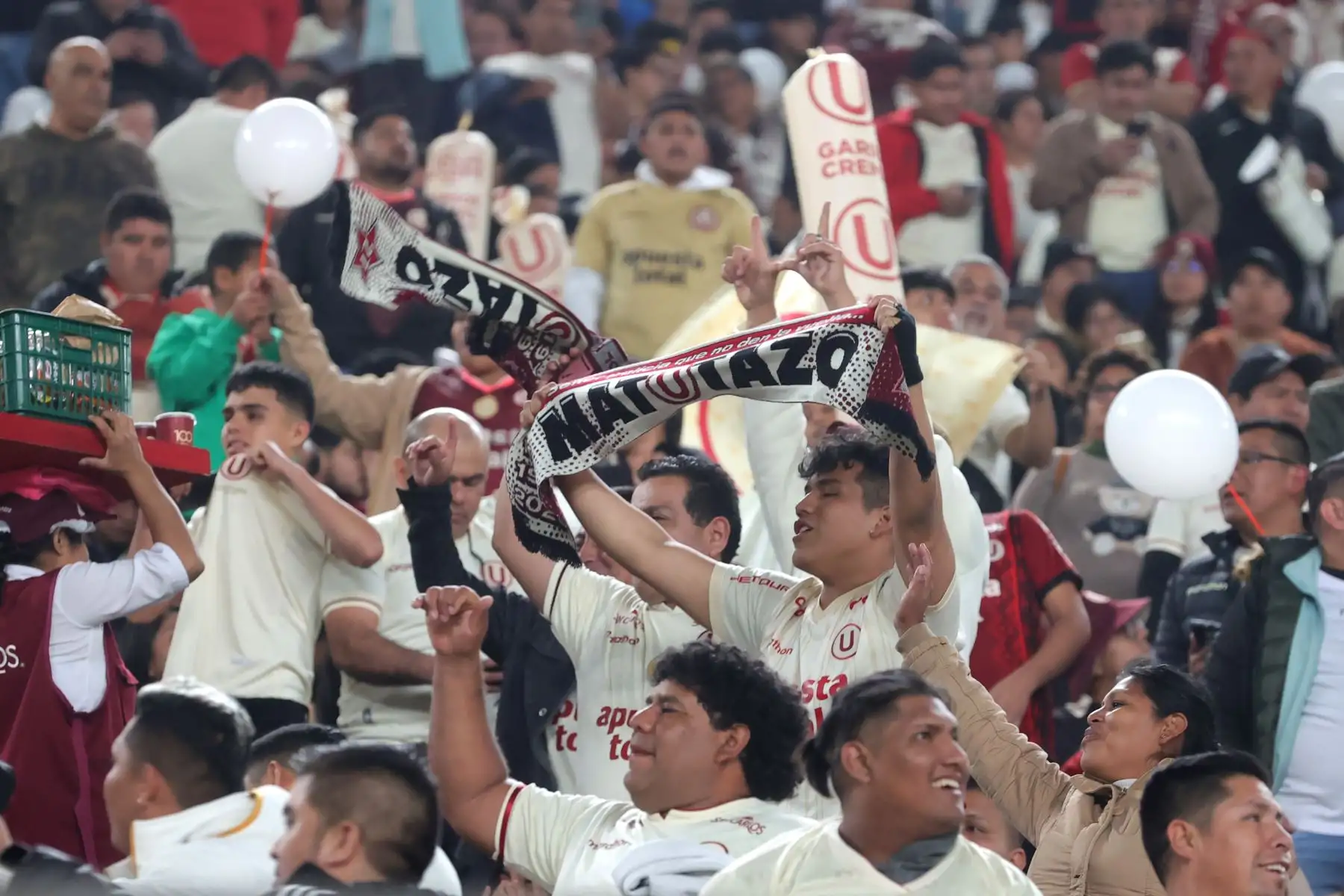 Hinchas de Universitario de Deportes alientan a su equipo desde el Estadio Monumental "U" de Ate momentos previos al clásico del fútbol peruano con Alianza Lima, partido por el Torneo Clausura de la Liga 1. Foto: ANDINA/Melina Mejía