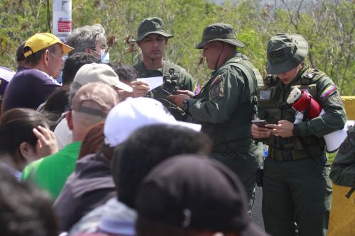 Integrantes de la Guardia Bolivariana de Venezuela revisan los documentos de venezolanos que intentan ingresar a su país. Foto: EFE