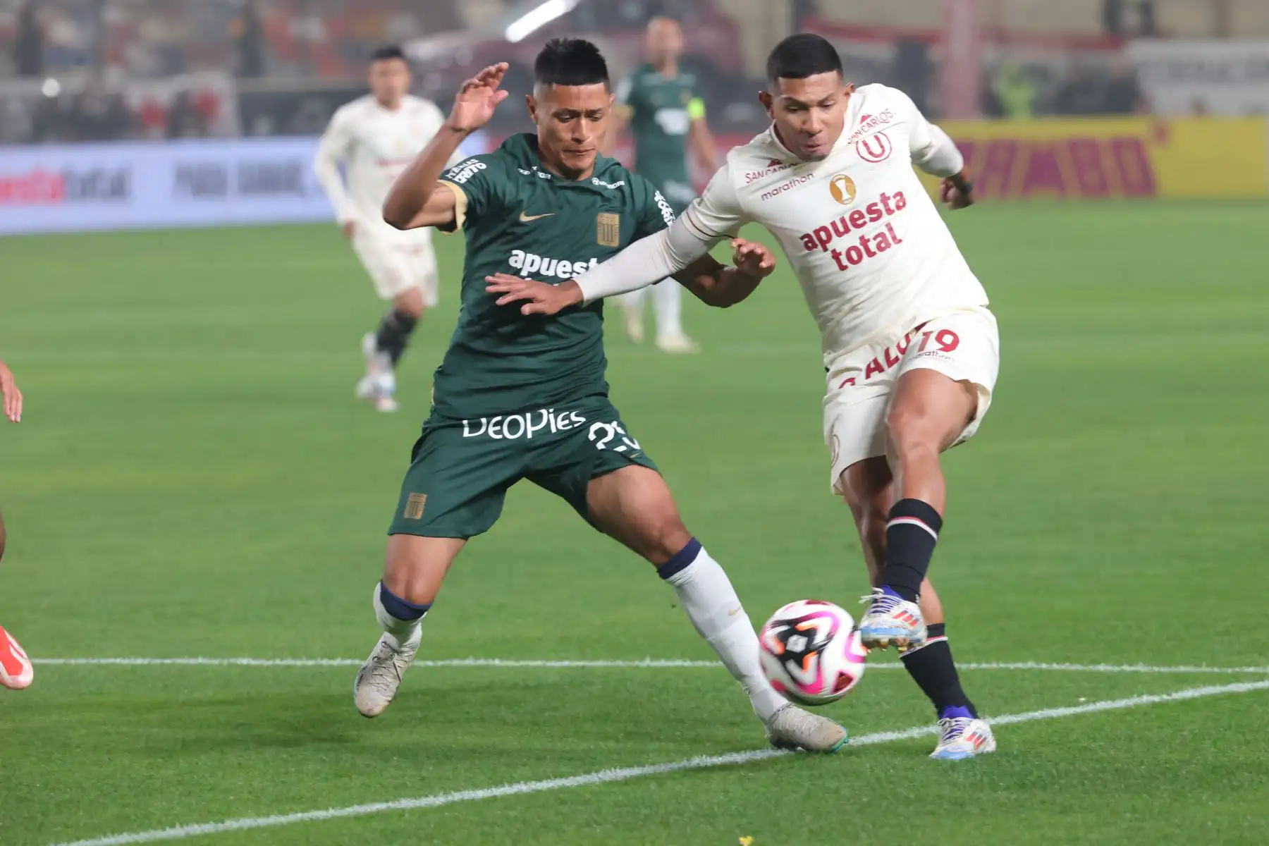 Universitario de Deportes empata 0-0 con Alianza Lima en el primer tiempo del clásico del fútbol peruano, por el Torneo Clausura de la Liga 1 en el Estadio Monumental "U" de Ate. Foto: ANDINA/Melina Mejía