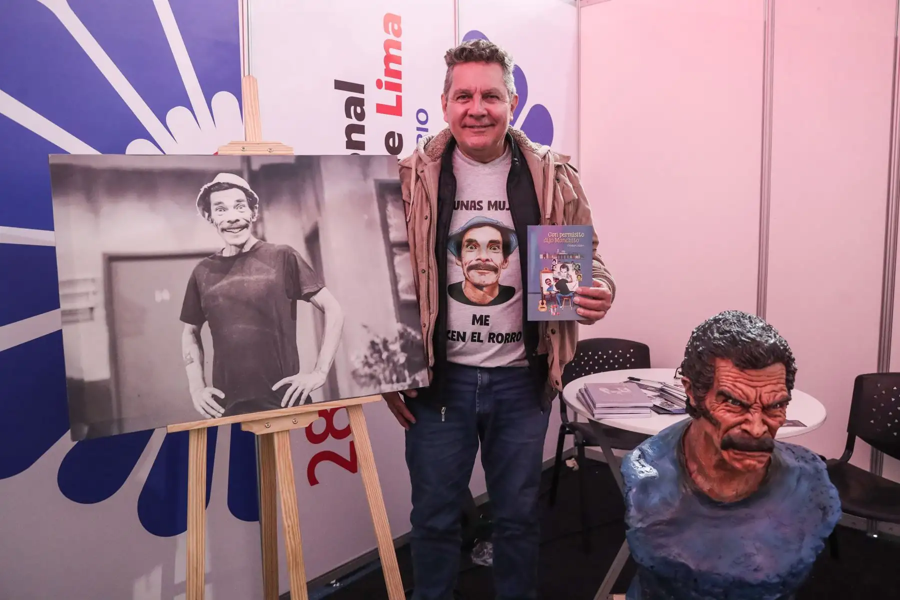Esteban Valdés, hijo del querido “Don Ramón”, presenta su libro “Con permisito dijo Monchito”, el cual conmemora la trayectoria artística de su padre. Foto: ANDINA/ Connie Calderon