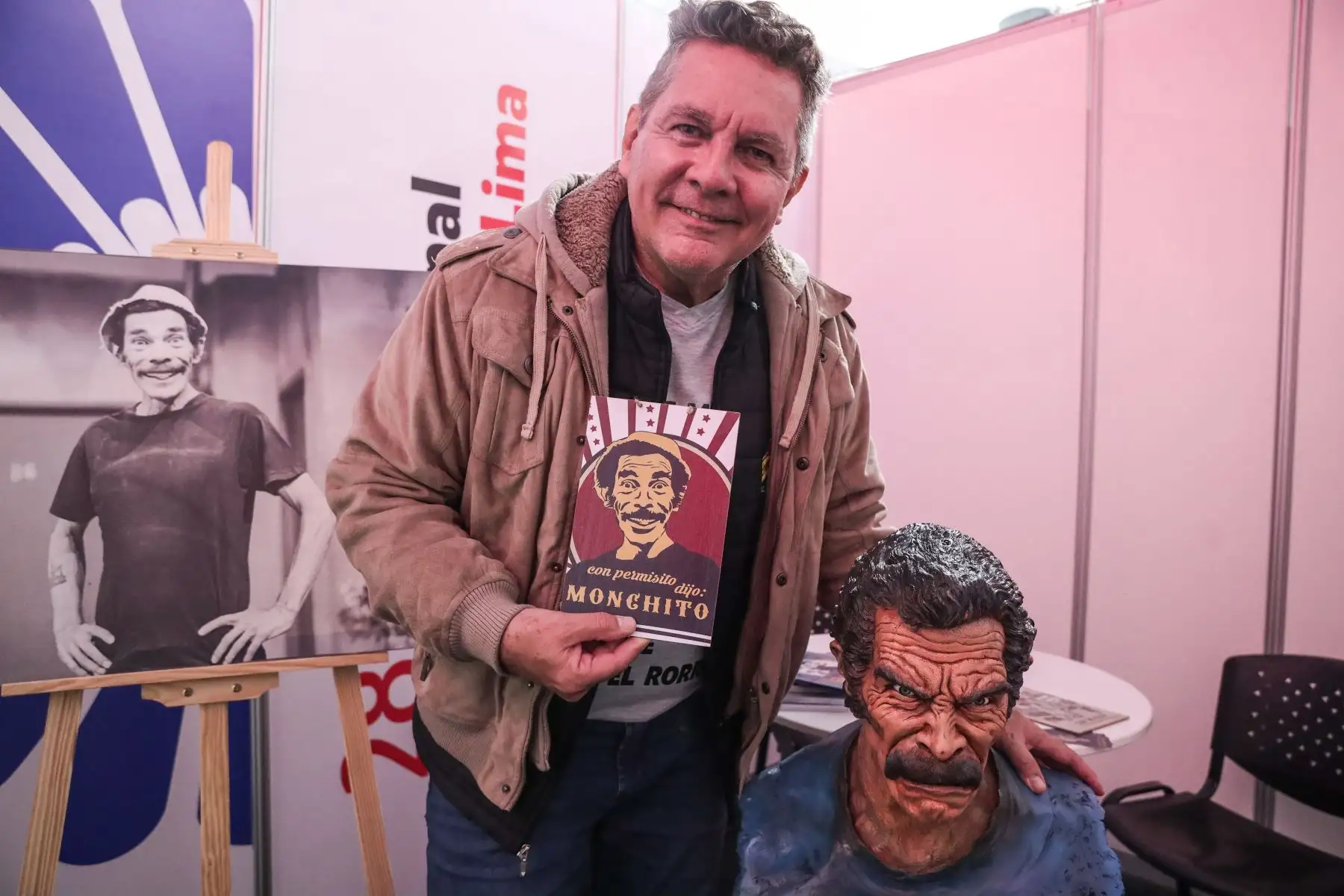 Esteban Valdés, hijo del querido “Don Ramón”, presenta su libro “Con permisito dijo Monchito”, el cual conmemora la trayectoria artística de su padre. Foto: ANDINA/ Connie Calderon