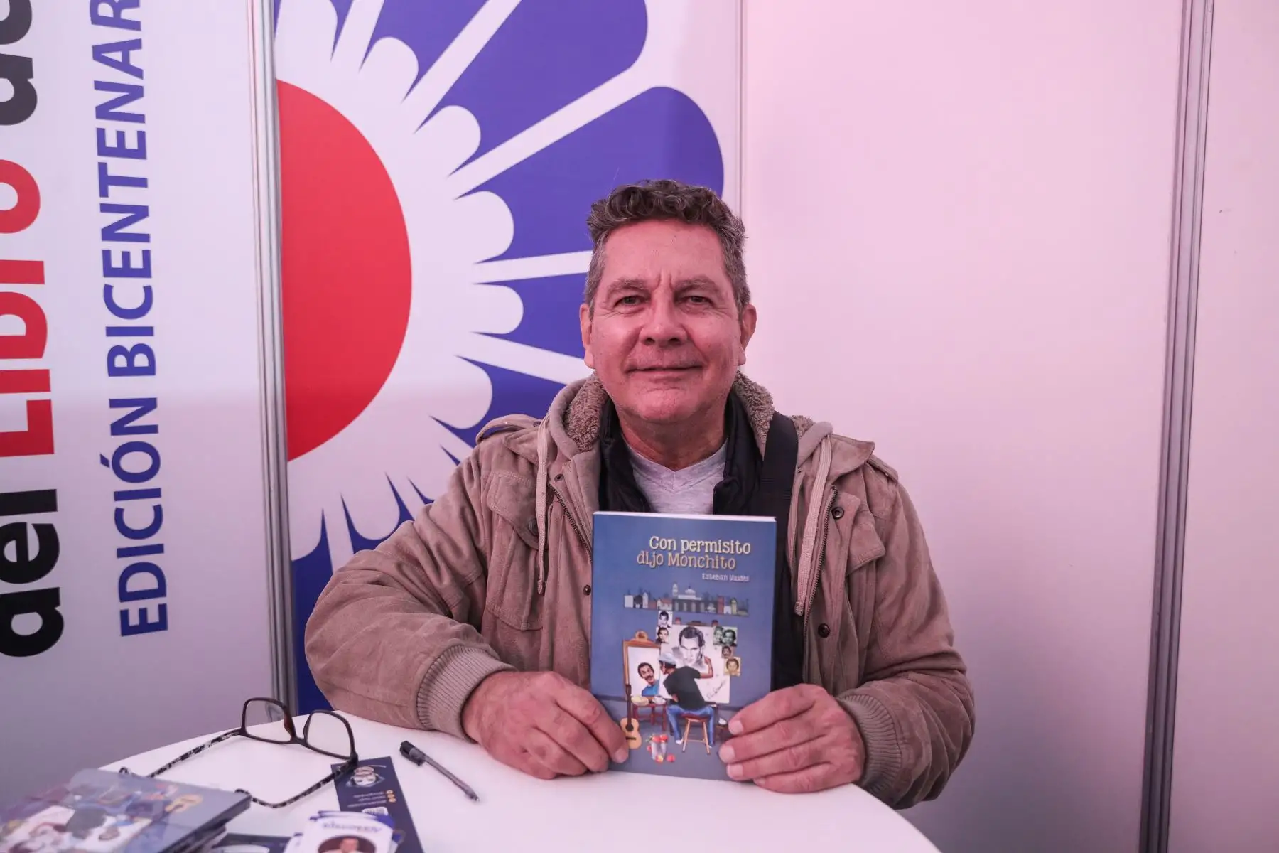 Esteban Valdés, hijo del querido “Don Ramón”, presenta su libro “Con permisito dijo Monchito”, el cual conmemora la trayectoria artística de su padre. Foto: ANDINA/ Connie Calderon
