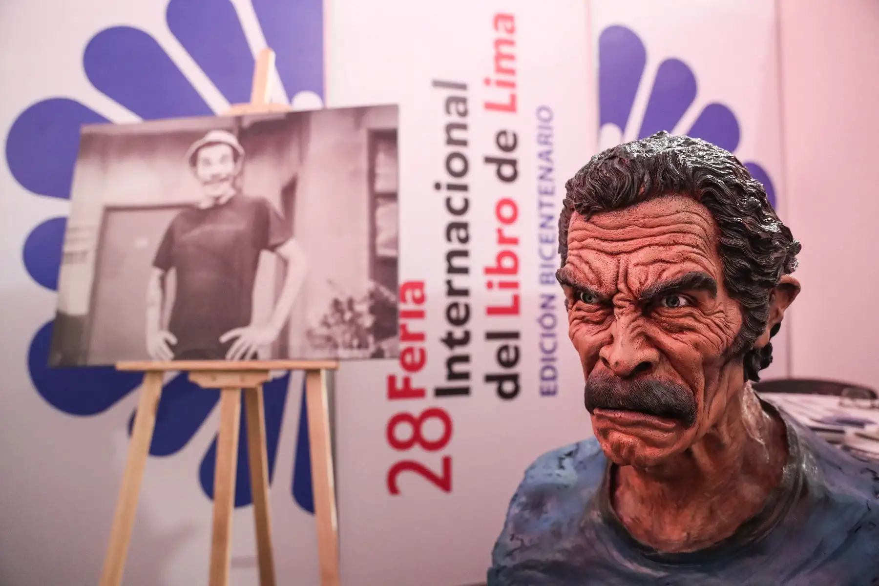 Esteban Valdés, hijo del querido “Don Ramón”, presenta su libro “Con permisito dijo Monchito”, el cual conmemora la trayectoria artística de su padre. Foto: ANDINA/ Connie Calderon