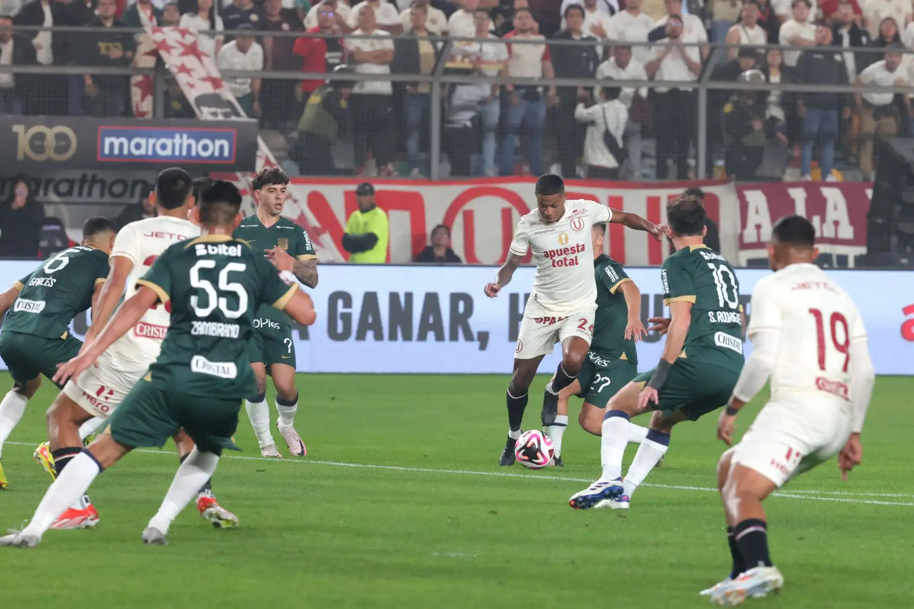 Universitario de Deportes venció 2-1 a Alianza Lima en el clásico del fútbol peruano este viernes en el estadio Monumental "U" de Ate por el Torneo Clausura de la Liga 1. Foto: ANDINA/Melina Mejía