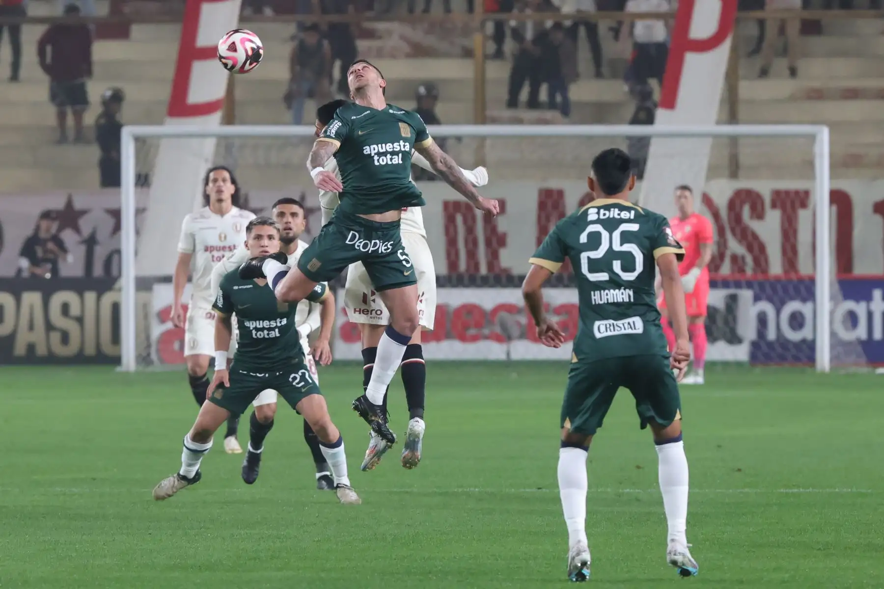Universitario de Deportes venció 2-1 a Alianza Lima en el clásico del fútbol peruano este viernes en el estadio Monumental "U" de Ate por el Torneo Clausura de la Liga 1. Foto: ANDINA/Melina Mejía