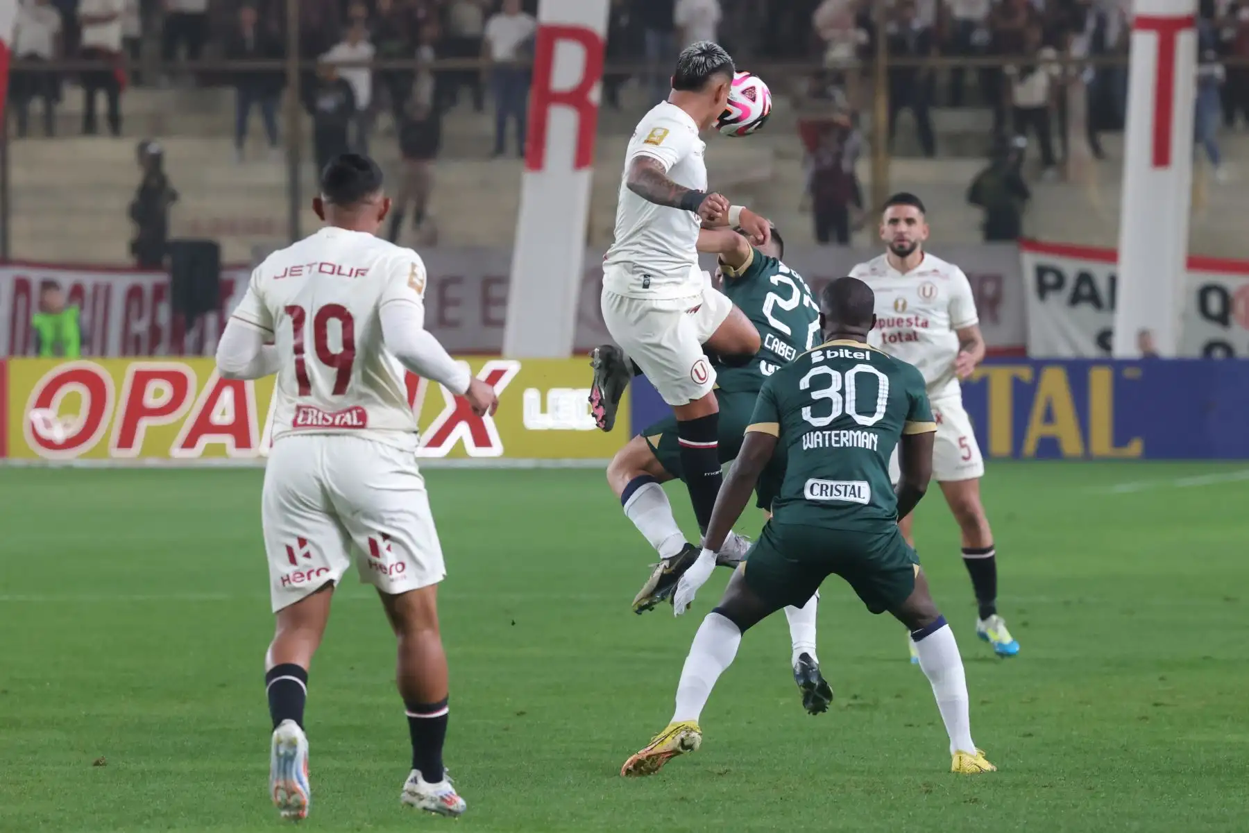 Universitario de Deportes venció 2-1 a Alianza Lima en el clásico del fútbol peruano este viernes en el estadio Monumental "U" de Ate por el Torneo Clausura de la Liga 1. Foto: ANDINA/Melina Mejía