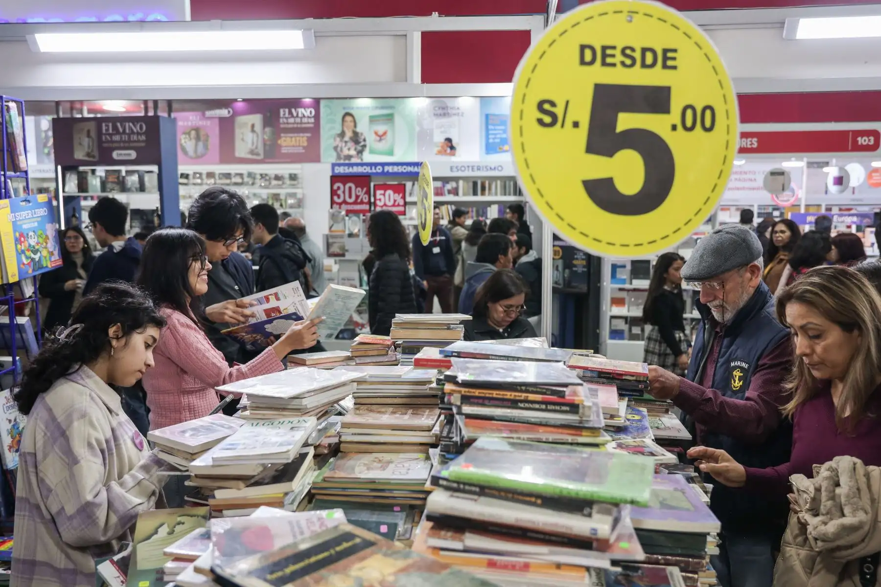 Ofertas en libros desde los 5 soles llaman la atención de los asistentes a la Feria Internacional del Libro de Lima 2024. Foto: ANDINA/ Connie Calderon