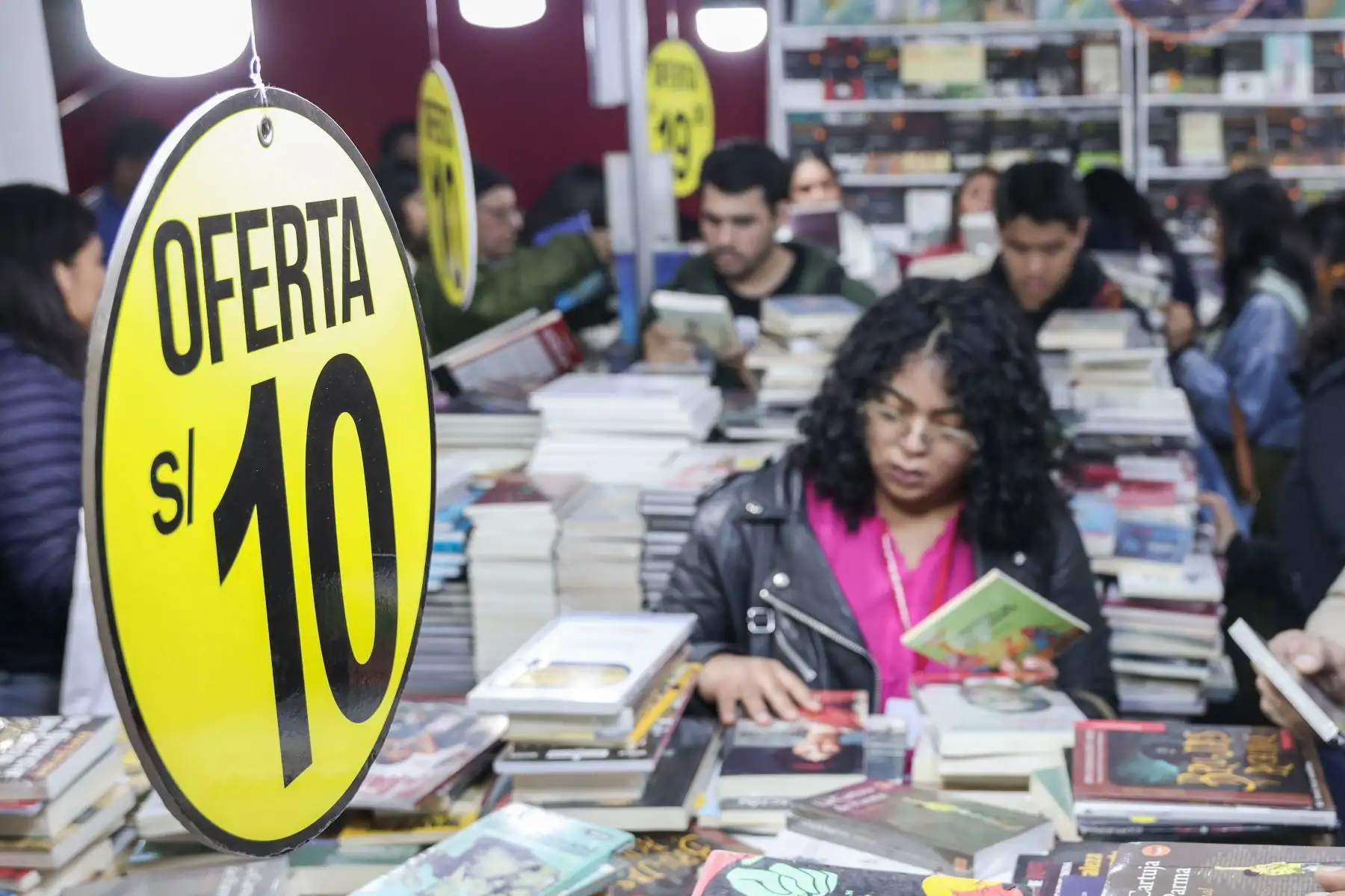 Ofertas en libros desde los 5 soles llaman la atención de los asistentes a la Feria Internacional del Libro de Lima 2024. Foto: ANDINA/ Connie Calderon