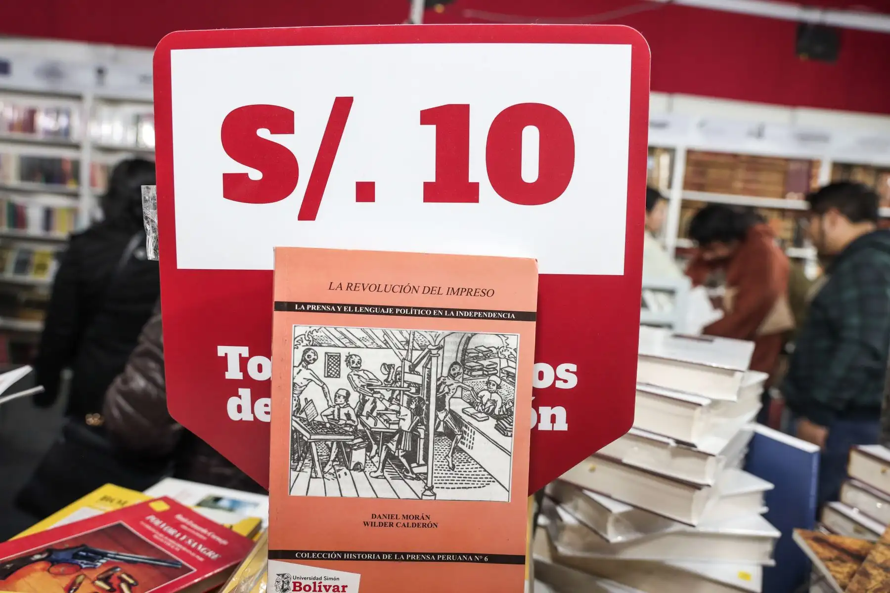 Ofertas en libros desde los 5 soles llaman la atención de los asistentes a la Feria Internacional del Libro de Lima 2024. Foto: ANDINA/ Connie Calderon