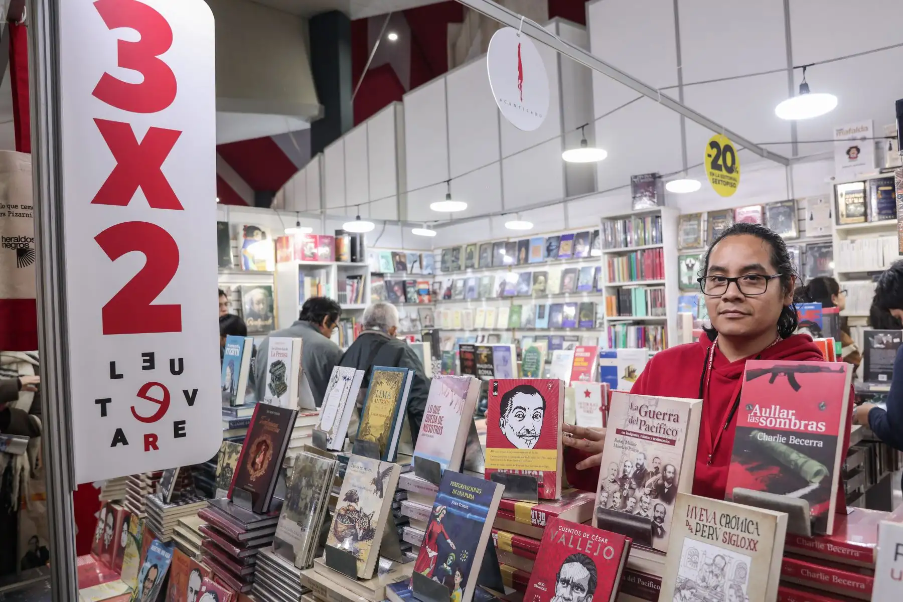 Ofertas en libros desde los 5 soles llaman la atención de los asistentes a la Feria Internacional del Libro de Lima 2024. Foto: ANDINA/ Connie Calderon