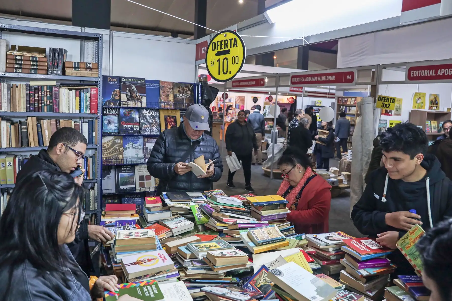 Ofertas en libros desde los 5 soles llaman la atención de los asistentes a la Feria Internacional del Libro de Lima 2024. Foto: ANDINA/ Connie Calderon