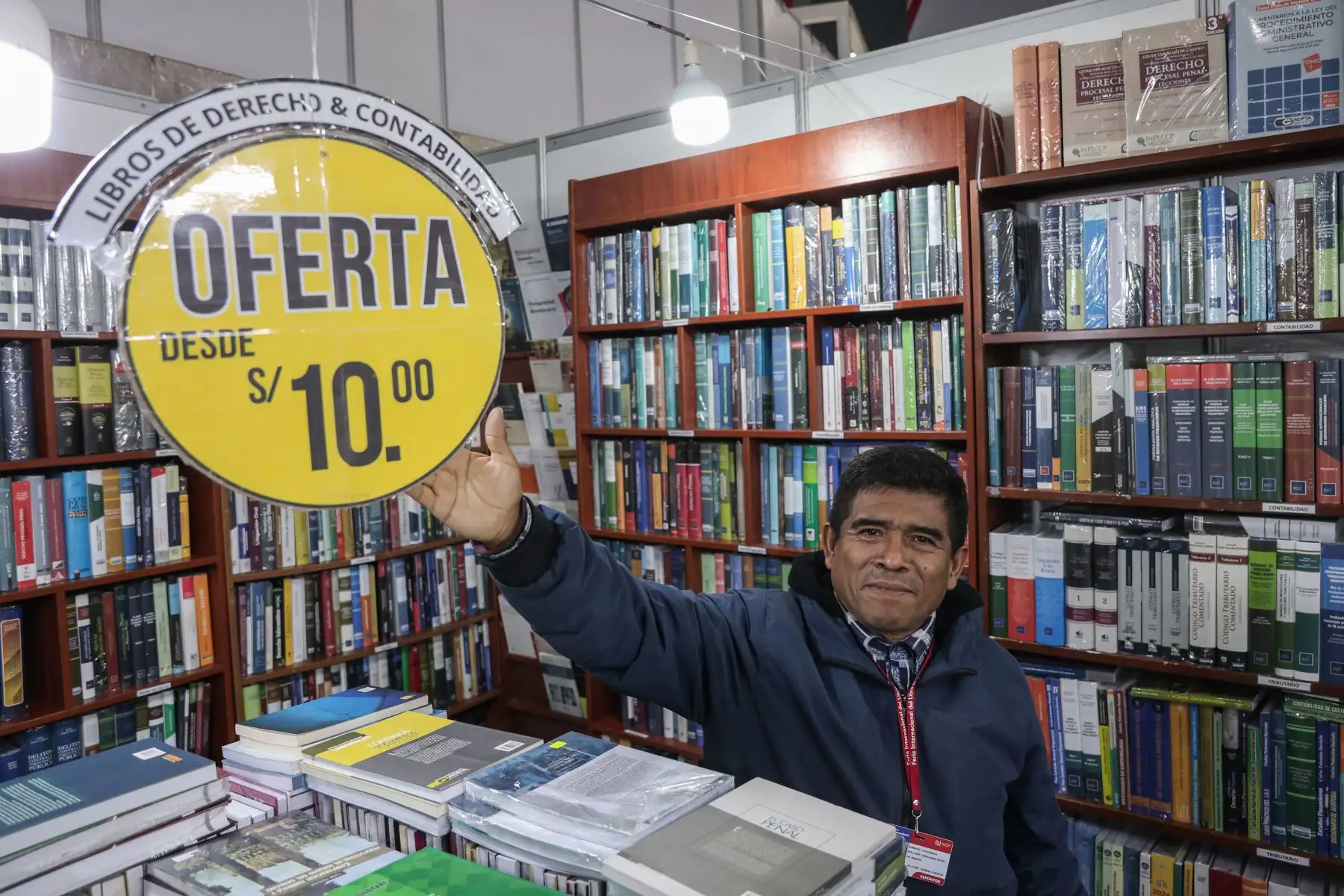 Ofertas en libros desde los 5 soles llaman la atención de los asistentes a la Feria Internacional del Libro de Lima 2024. Foto: ANDINA/ Connie Calderon