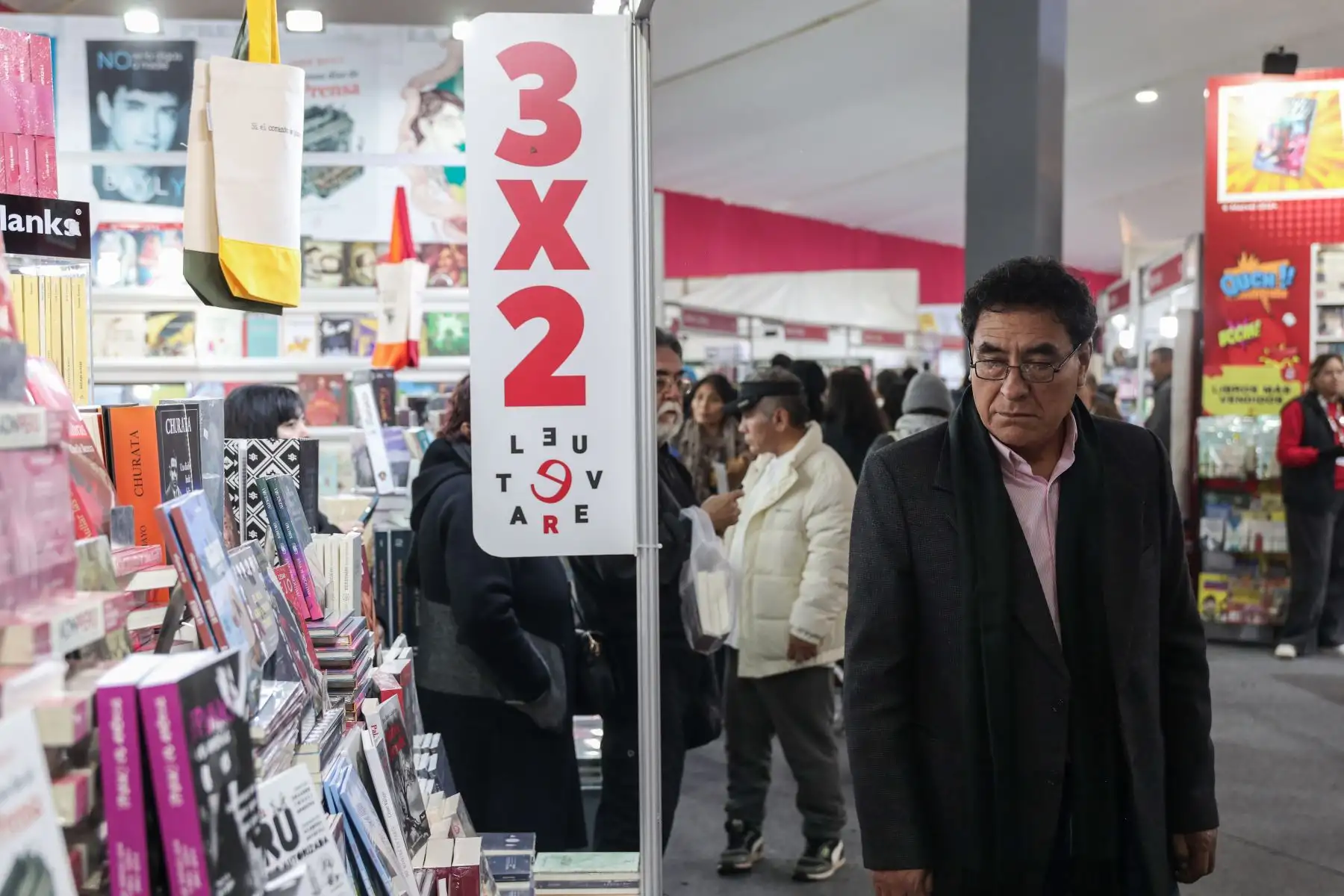Ofertas en libros desde los 5 soles llaman la atención de los asistentes a la Feria Internacional del Libro de Lima 2024. Foto: ANDINA/ Connie Calderon