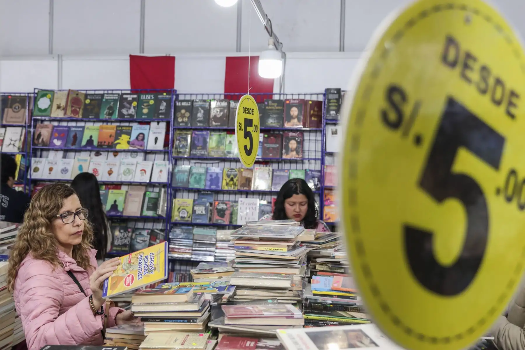 Ofertas en libros desde los 5 soles llaman la atención de los asistentes a la Feria Internacional del Libro de Lima 2024. Foto: ANDINA/ Connie Calderon
