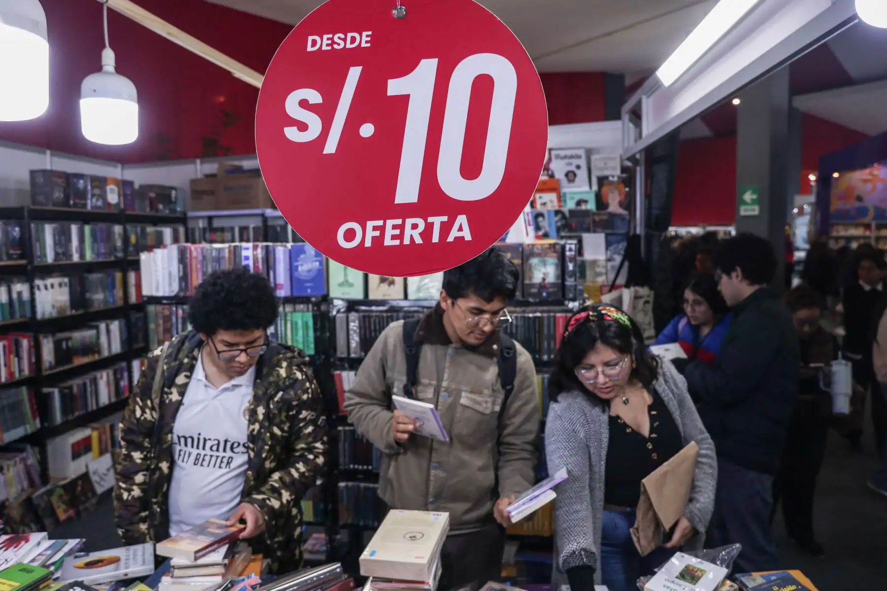 Ofertas en libros desde los 5 soles llaman la atención de los asistentes a la Feria Internacional del Libro de Lima 2024. Foto: ANDINA/ Connie Calderon