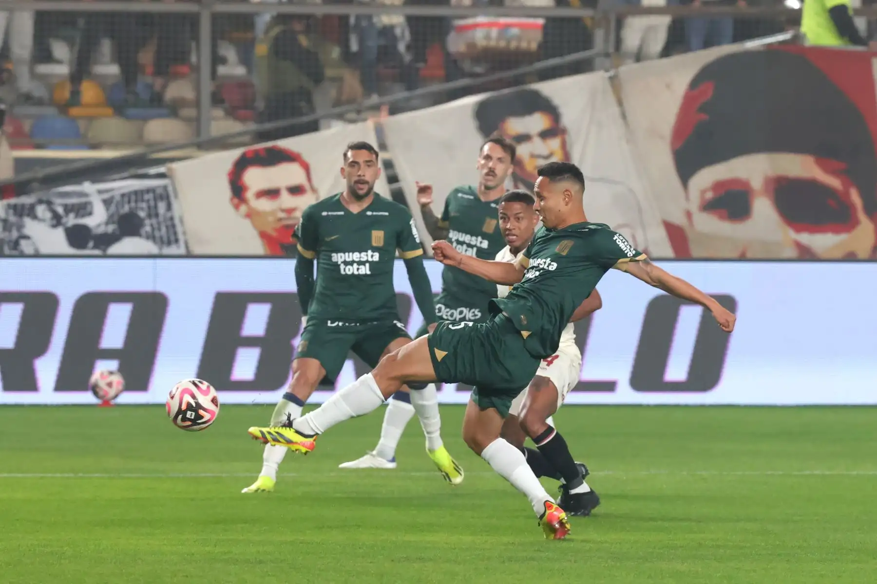 Universitario de Deportes venció 2-1 a Alianza Lima en el clásico del fútbol peruano este viernes en el estadio Monumental "U" de Ate por el Torneo Clausura de la Liga 1. Foto: ANDINA/Melina Mejía
