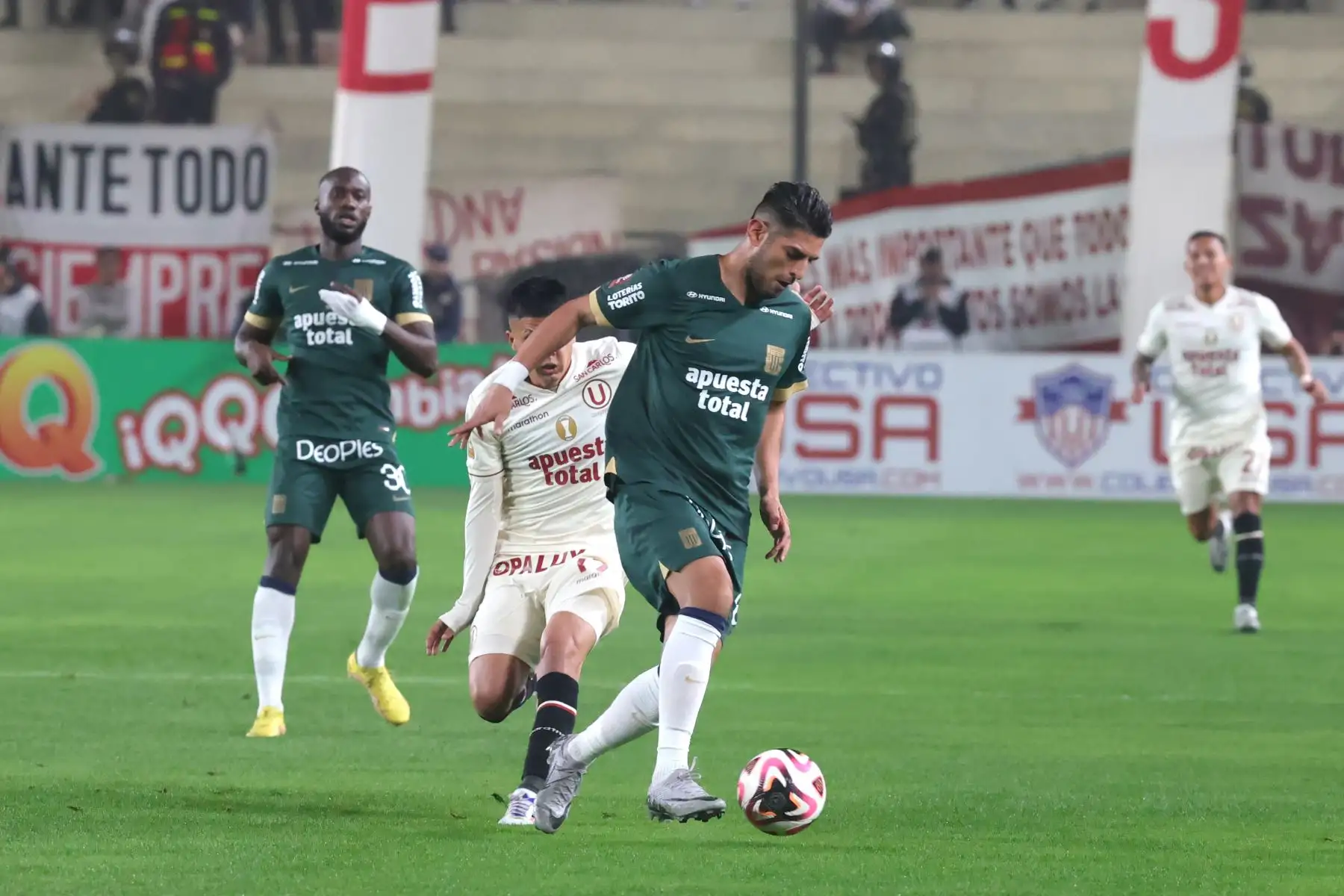 Universitario de Deportes venció 2-1 a Alianza Lima en el clásico del fútbol peruano este viernes en el estadio Monumental "U" de Ate por el Torneo Clausura de la Liga 1. Foto: ANDINA/Melina Mejía