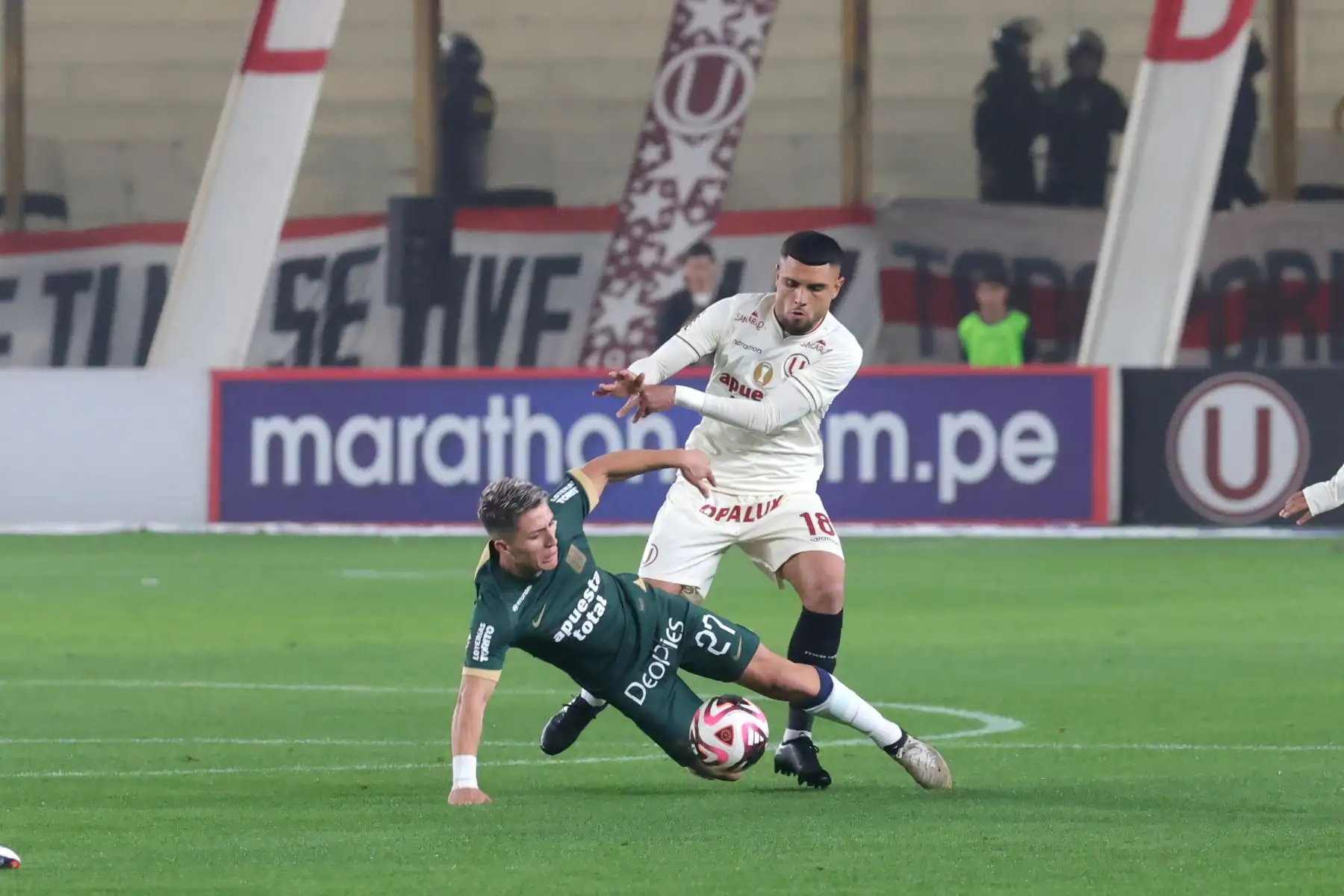 Universitario de Deportes venció 2-1 a Alianza Lima en el clásico del fútbol peruano este viernes en el estadio Monumental "U" de Ate por el Torneo Clausura de la Liga 1. Foto: ANDINA/Melina Mejía