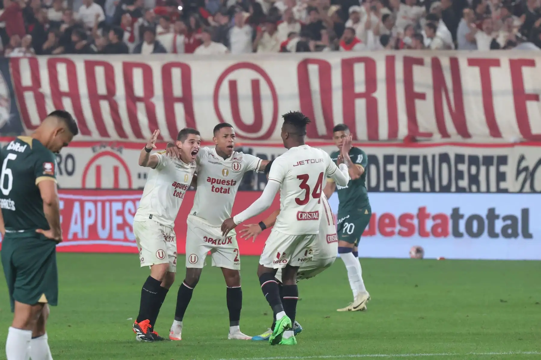 Universitario de Deportes venció 2-1 a Alianza Lima en el clásico del fútbol peruano este viernes en el estadio Monumental "U" de Ate por el Torneo Clausura de la Liga 1. Foto: ANDINA/Melina Mejía