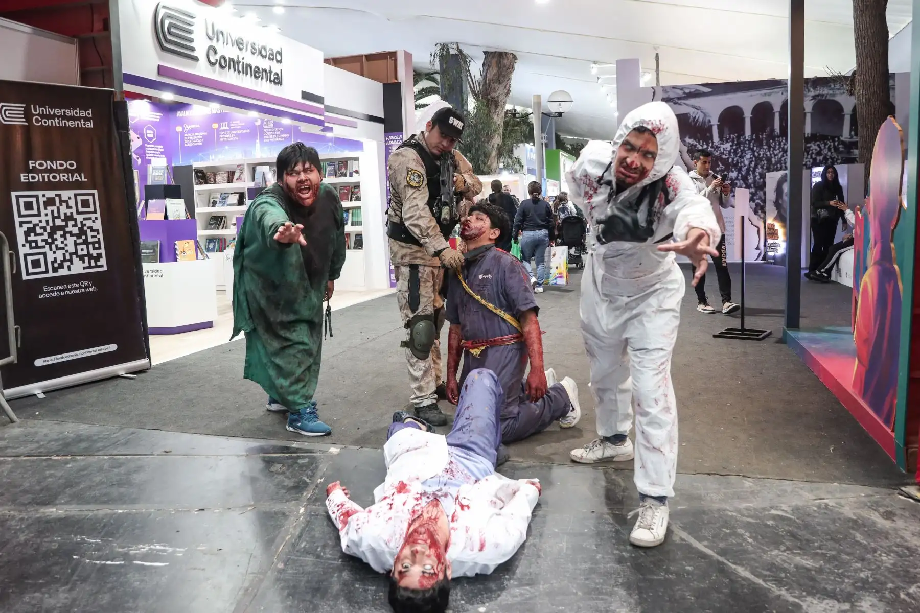 “Experiencia zombie”, una simulación de terror en vivo, inspirada en largometrajes y videojuegos del género horror, recorre los stands de la Feria Internacional del Libro de Lima 2024 de Jesús María. Foto: ANDINA/ Connie Calderón