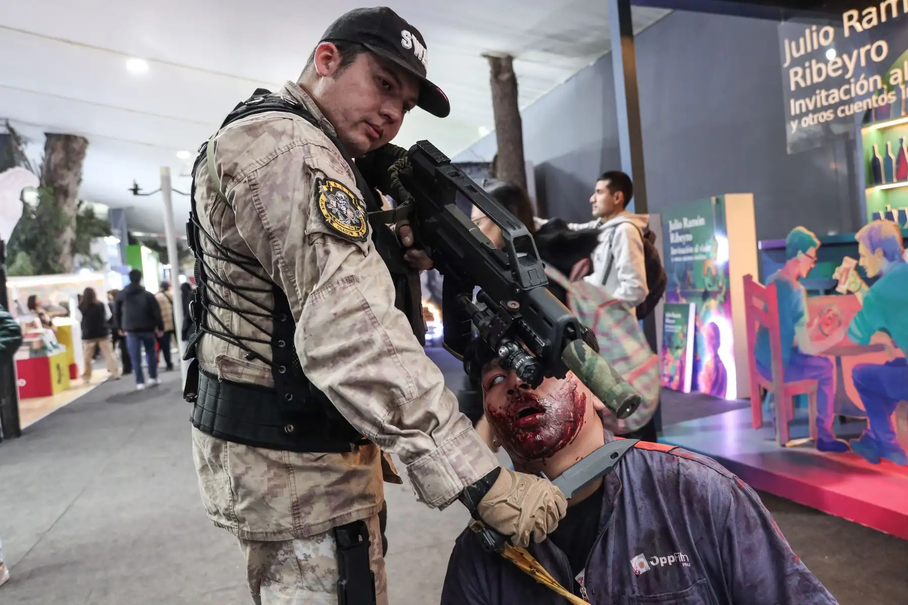 “Experiencia zombie”, una simulación de terror en vivo, inspirada en largometrajes y videojuegos del género horror, recorre los stands de la Feria Internacional del Libro de Lima 2024 de Jesús María. Foto: ANDINA/ Connie Calderón