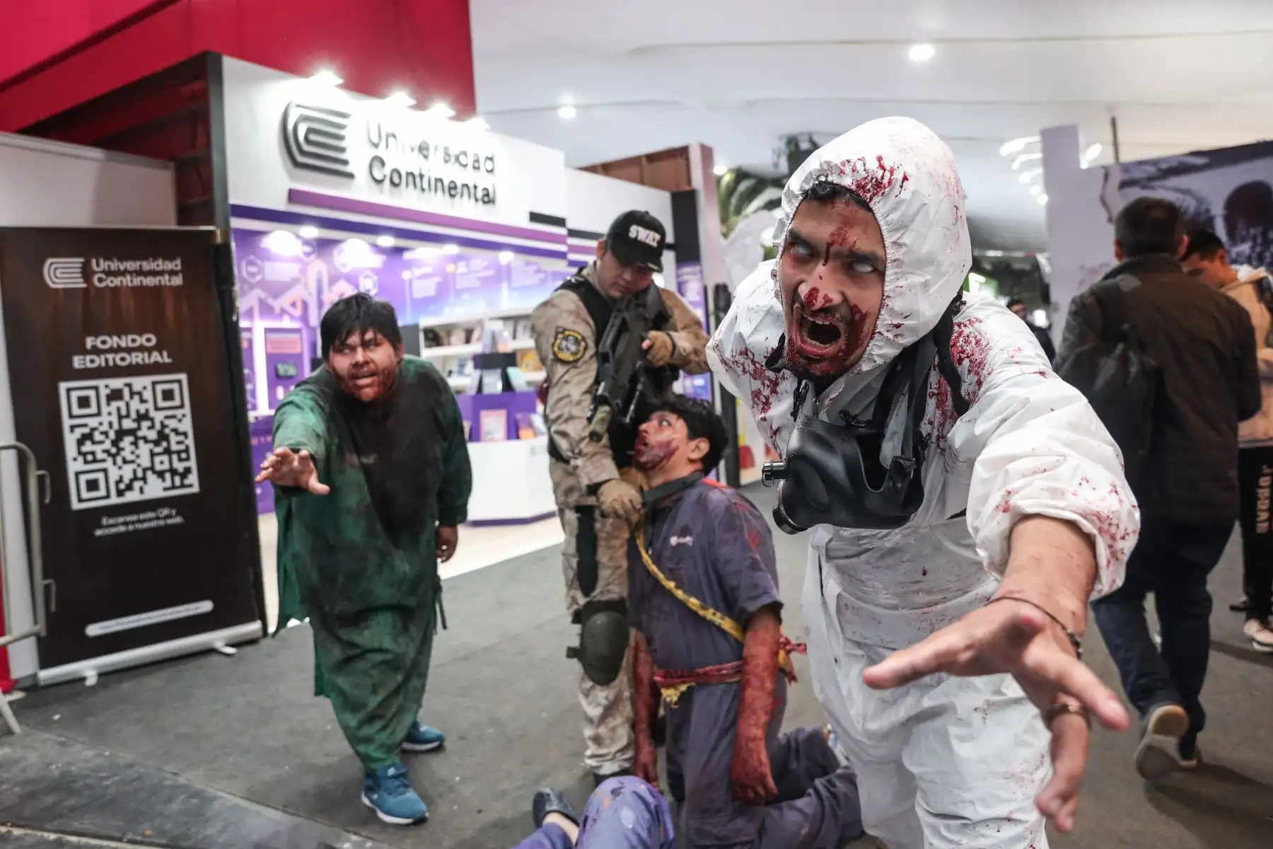 “Experiencia zombie”, una simulación de terror en vivo, inspirada en largometrajes y videojuegos del género horror, recorre los stands de la Feria Internacional del Libro de Lima 2024 de Jesús María. Foto: ANDINA/ Connie Calderón