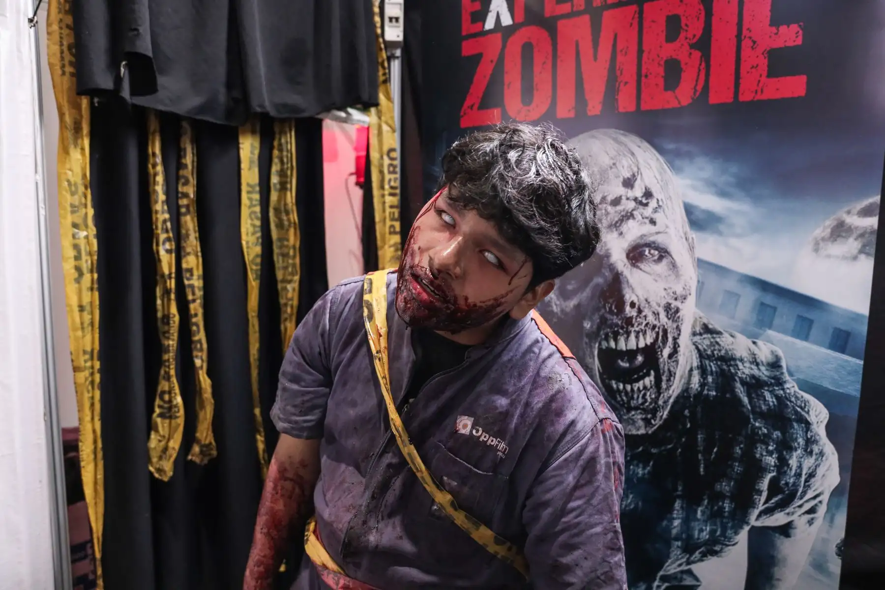 “Experiencia zombie”, una simulación de terror en vivo, inspirada en largometrajes y videojuegos del género horror, recorre los stands de la Feria Internacional del Libro de Lima 2024 de Jesús María. Foto: ANDINA/ Connie Calderón