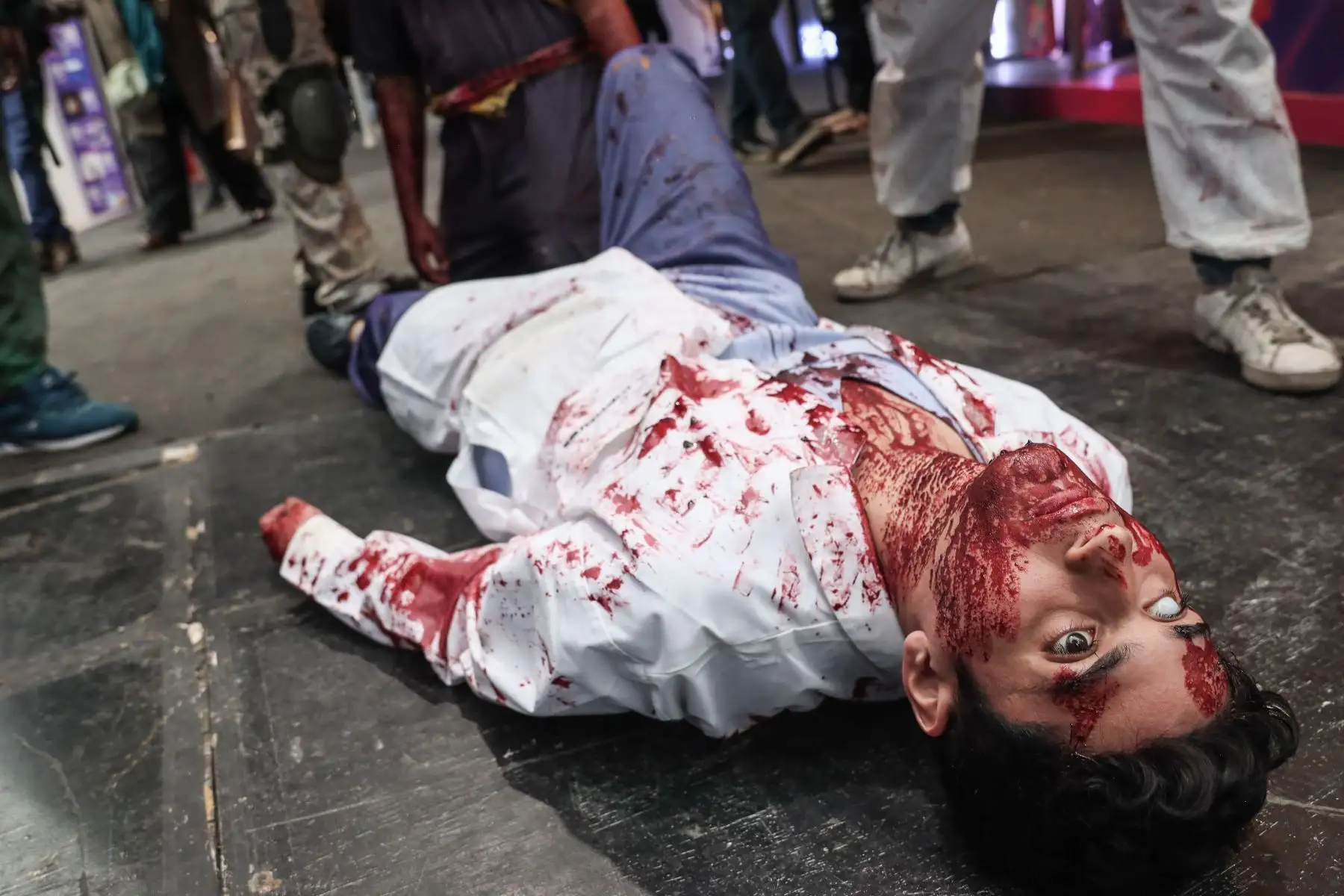 “Experiencia zombie”, una simulación de terror en vivo, inspirada en largometrajes y videojuegos del género horror, recorre los stands de la Feria Internacional del Libro de Lima 2024 de Jesús María. Foto: ANDINA/ Connie Calderón